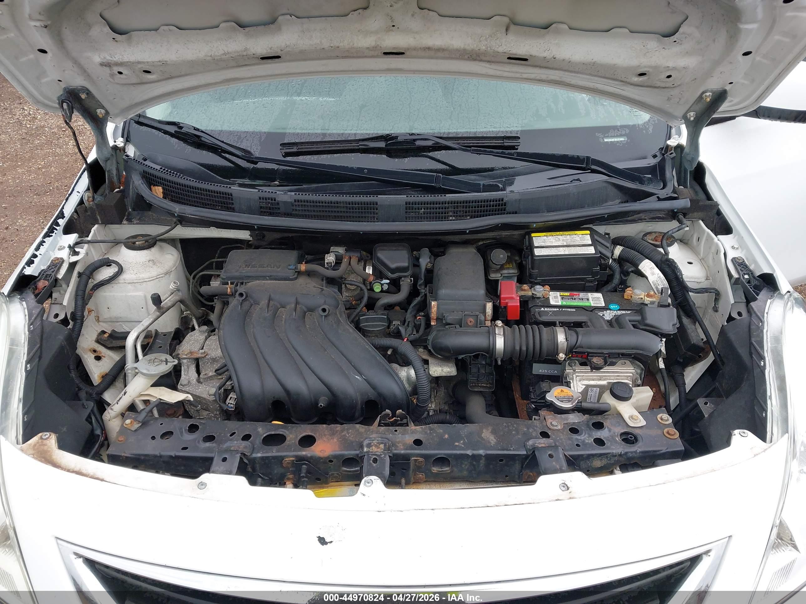 NISSAN VERSA image 10