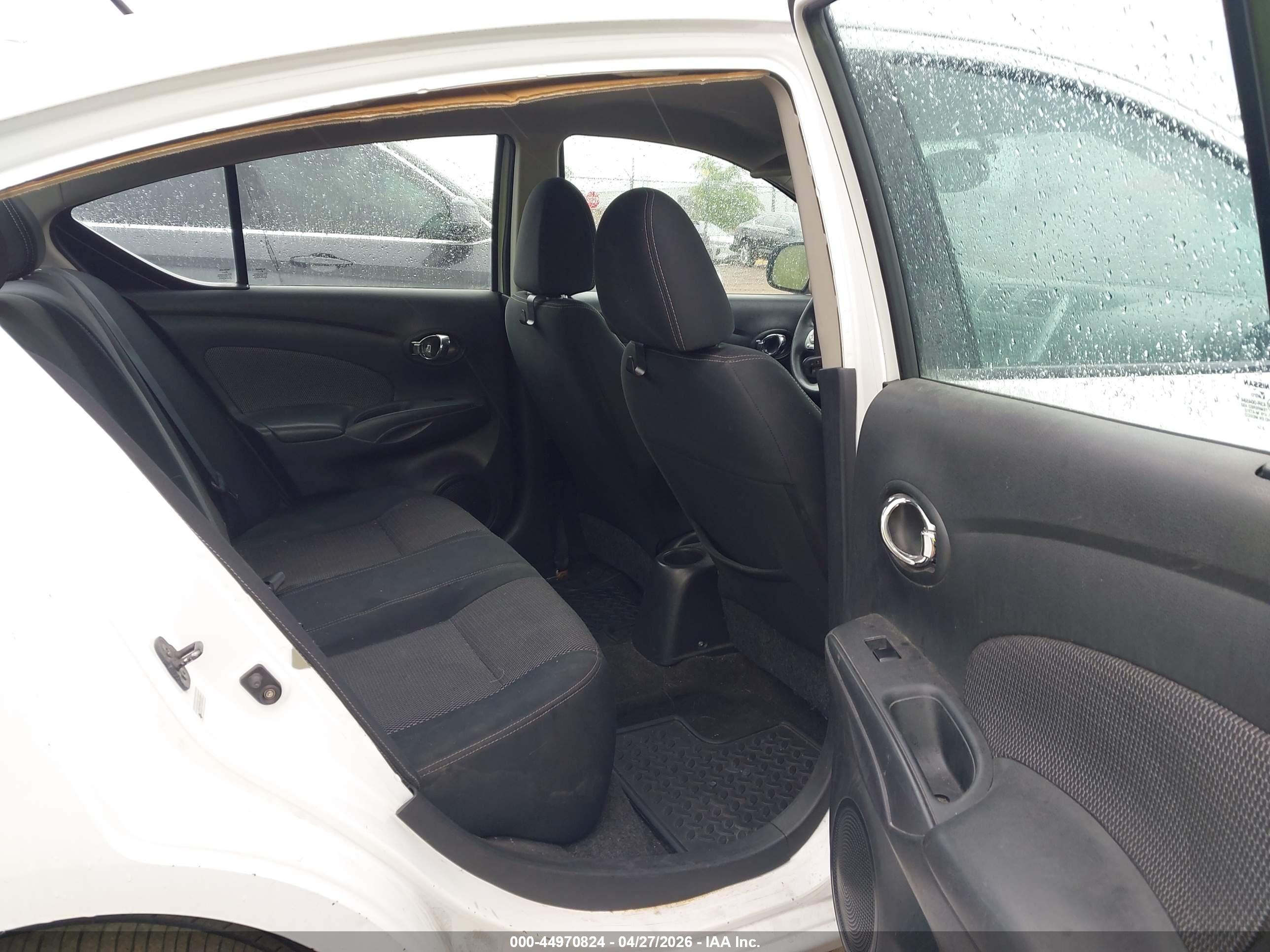 NISSAN VERSA image 8