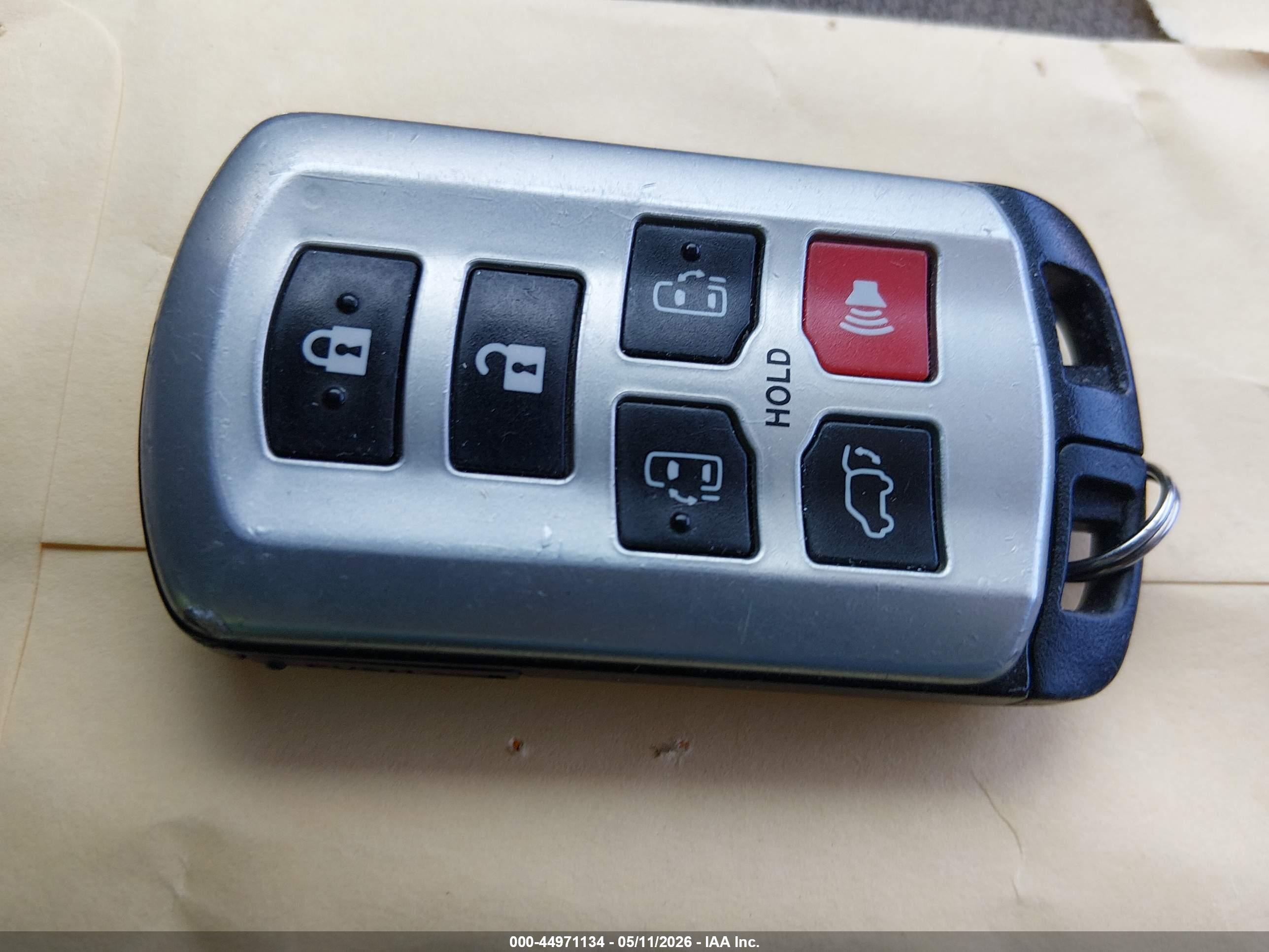 TOYOTA SIENNA image 11
