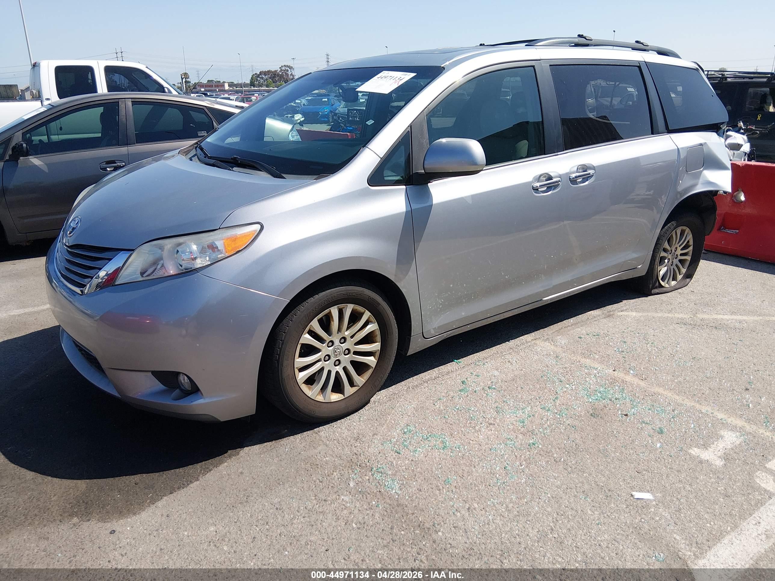 TOYOTA SIENNA image 2