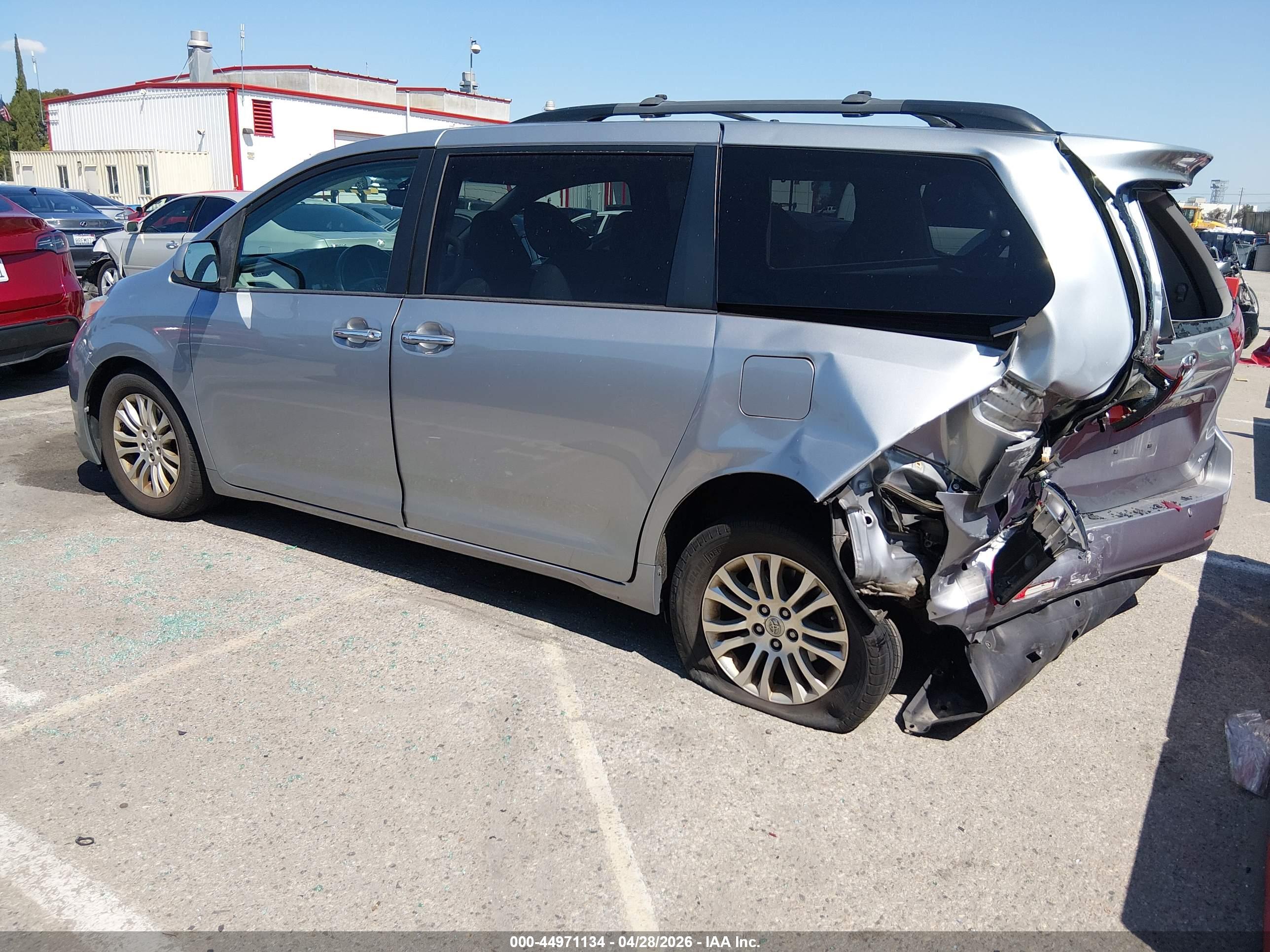 TOYOTA SIENNA image 3