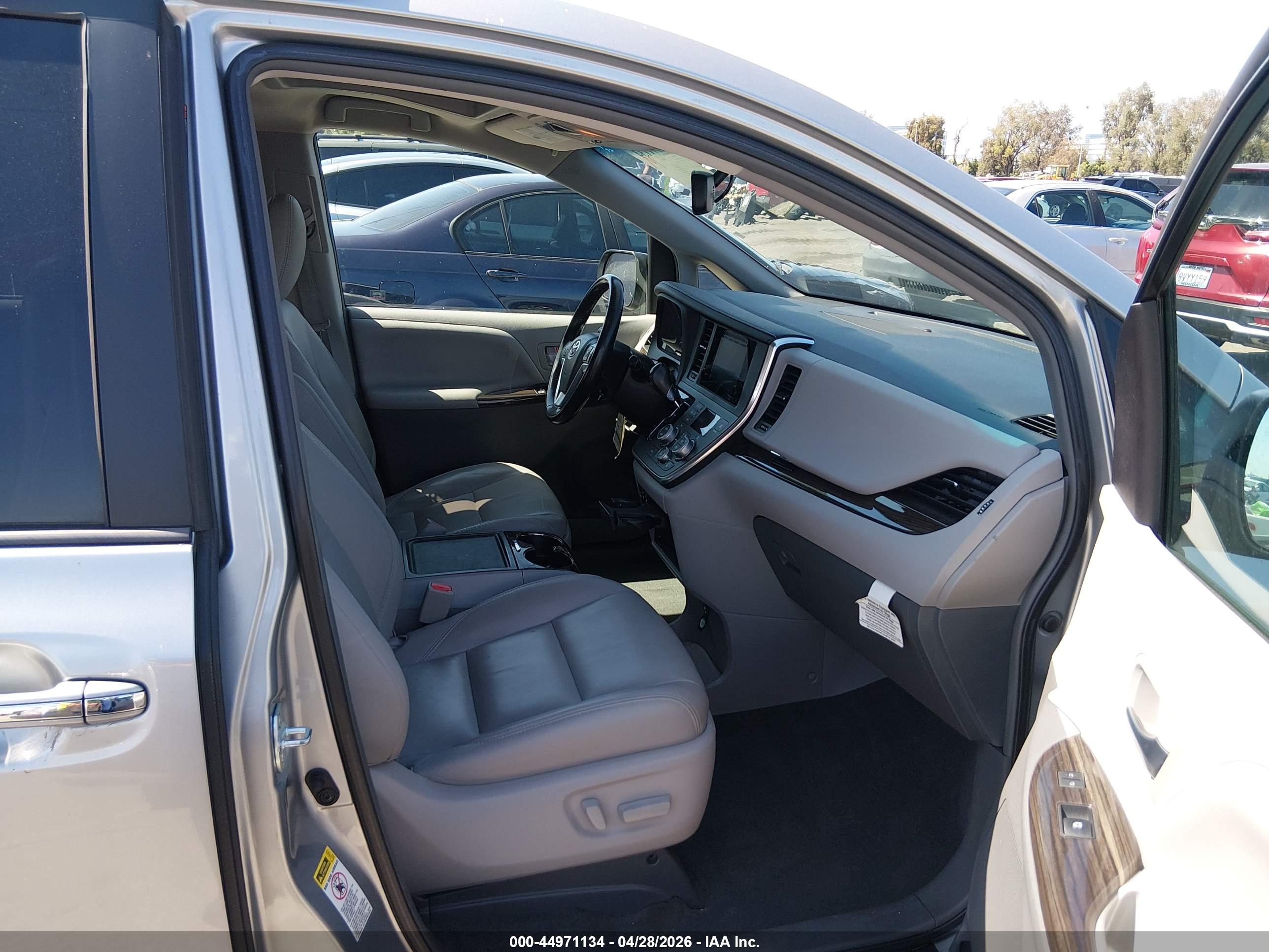 TOYOTA SIENNA image 5