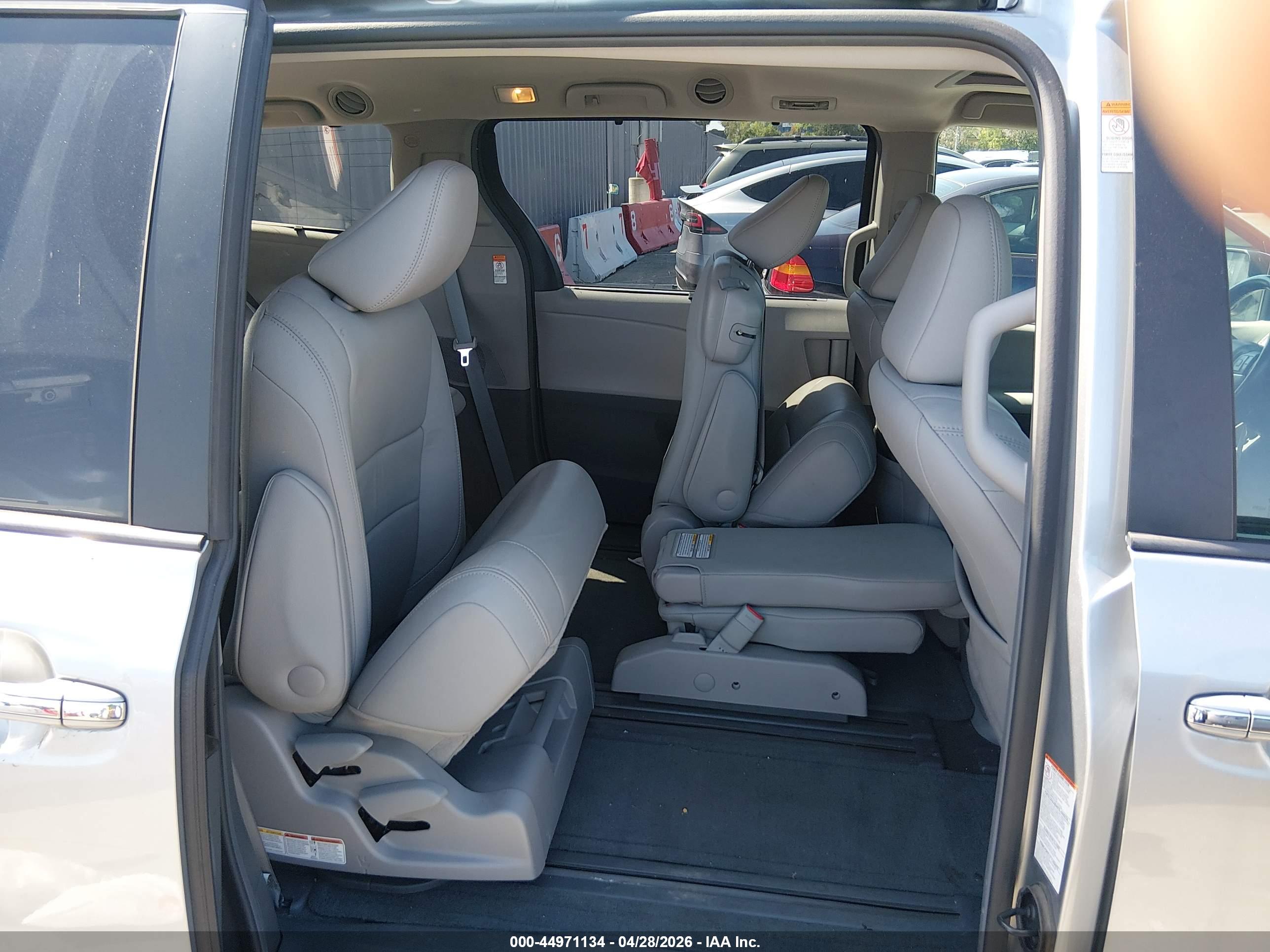 TOYOTA SIENNA image 8
