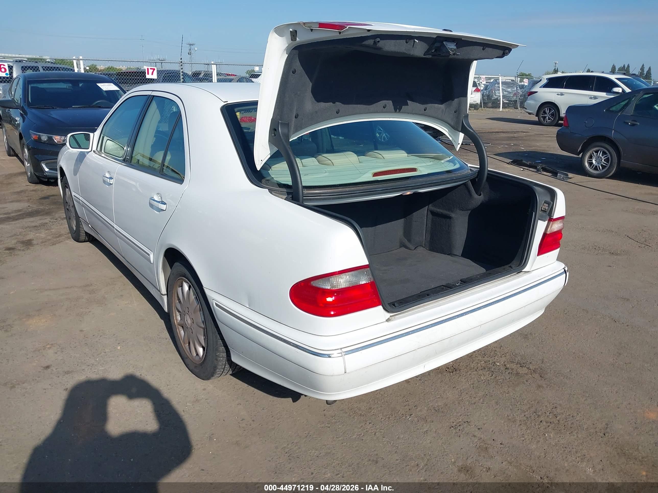 MERCEDES-BENZ E image 3