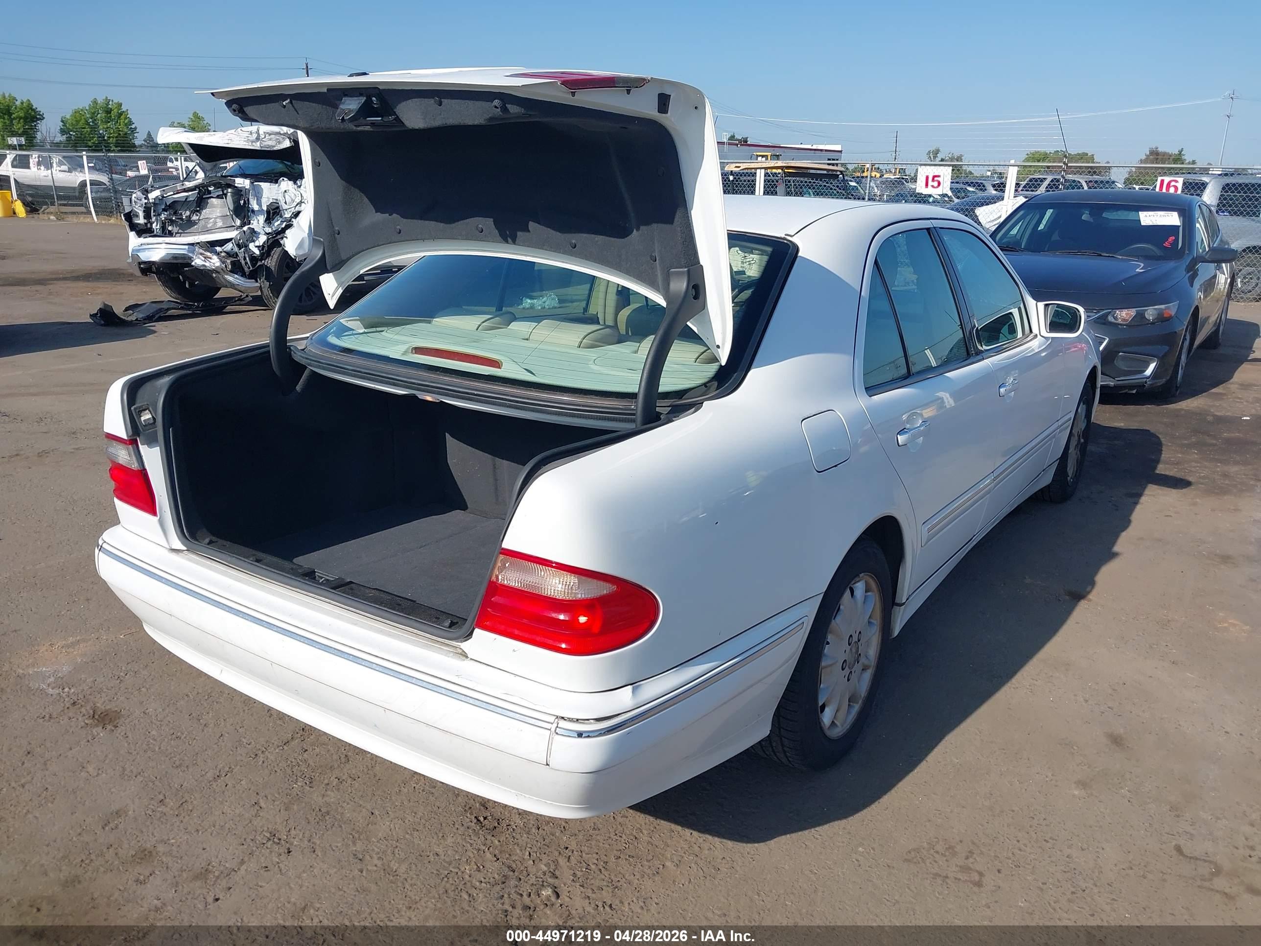 MERCEDES-BENZ E image 4
