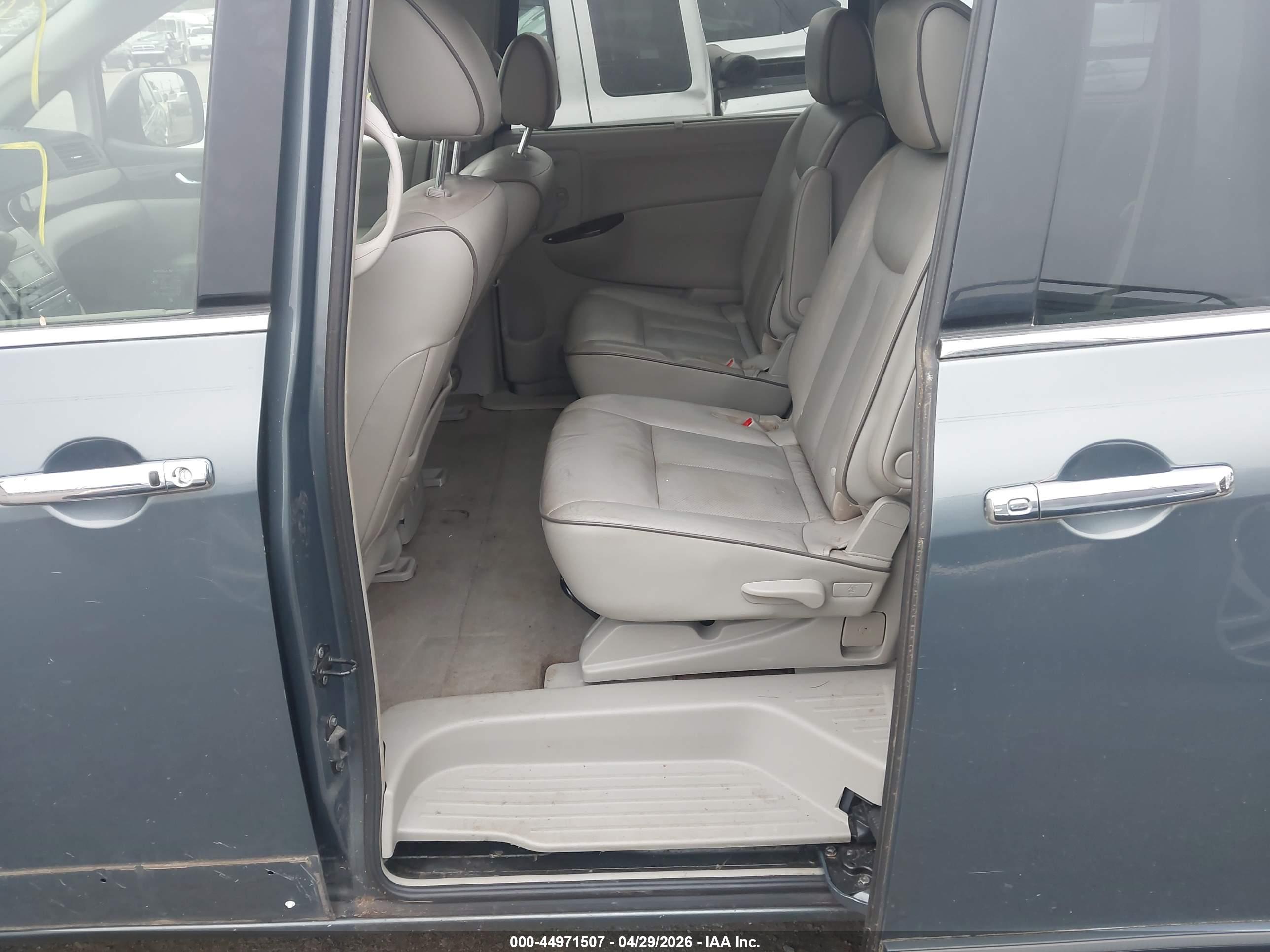 NISSAN QUEST image 8