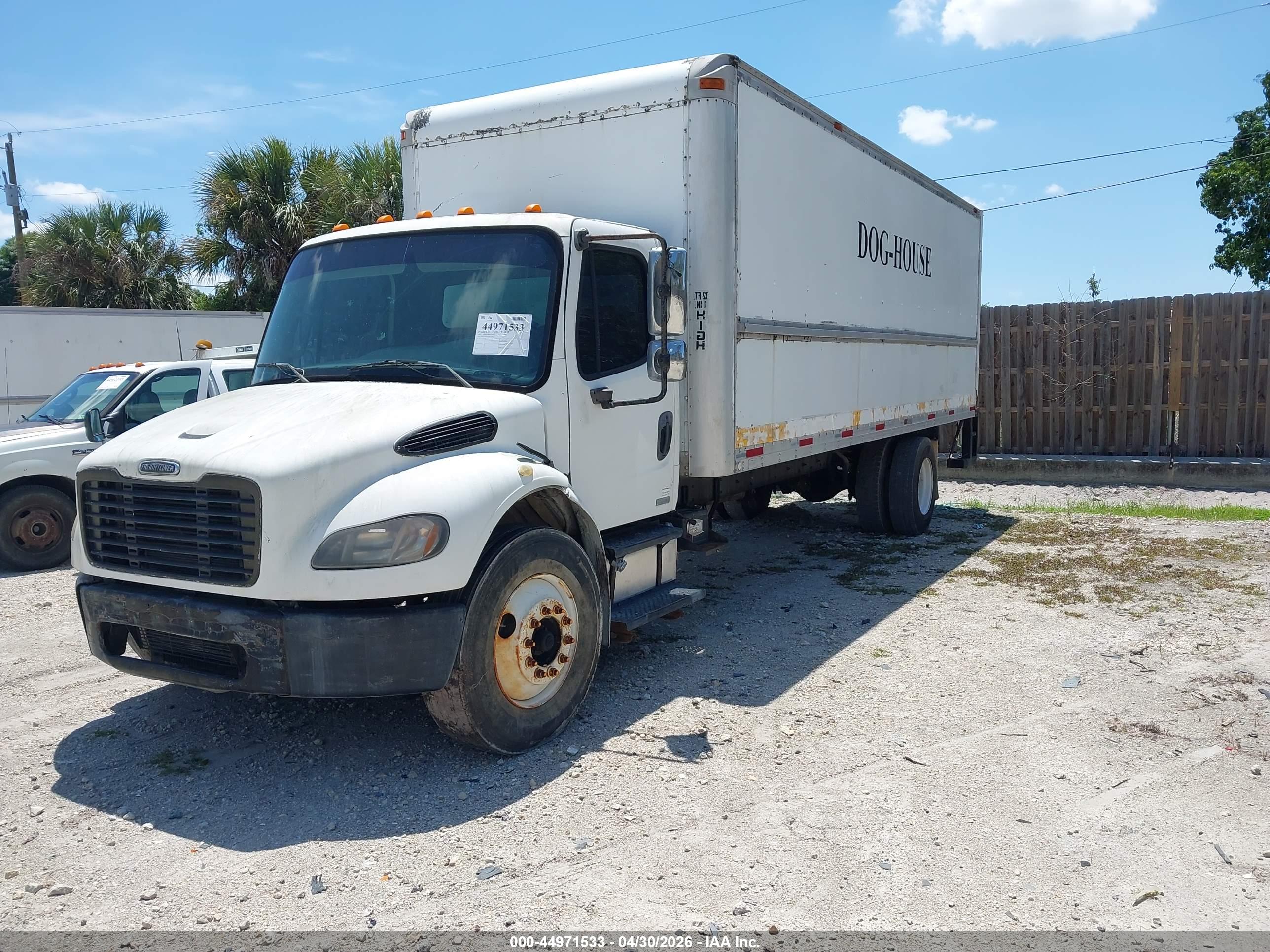 FREIGHTLINER M2 image 2
