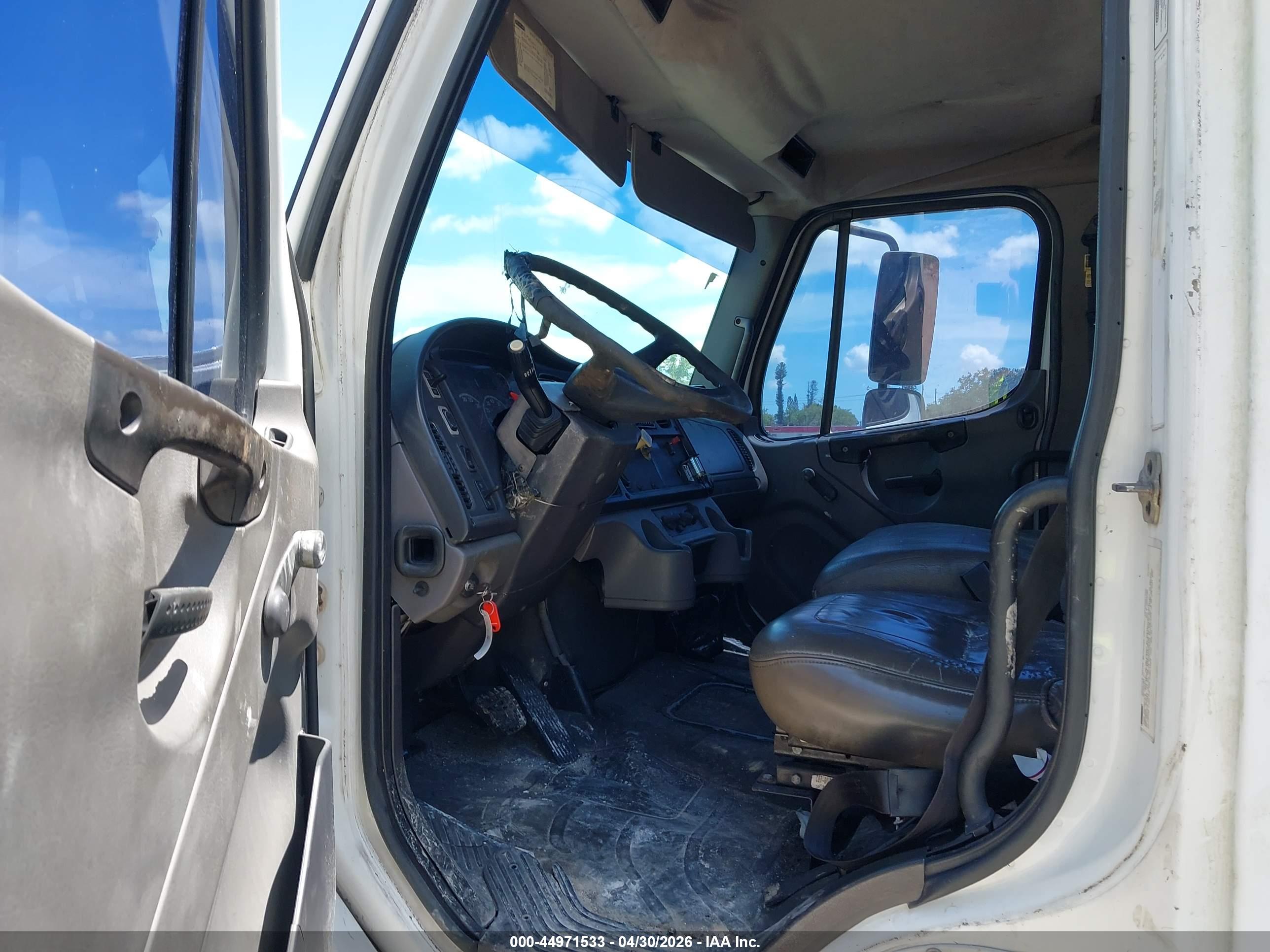 FREIGHTLINER M2 image 7