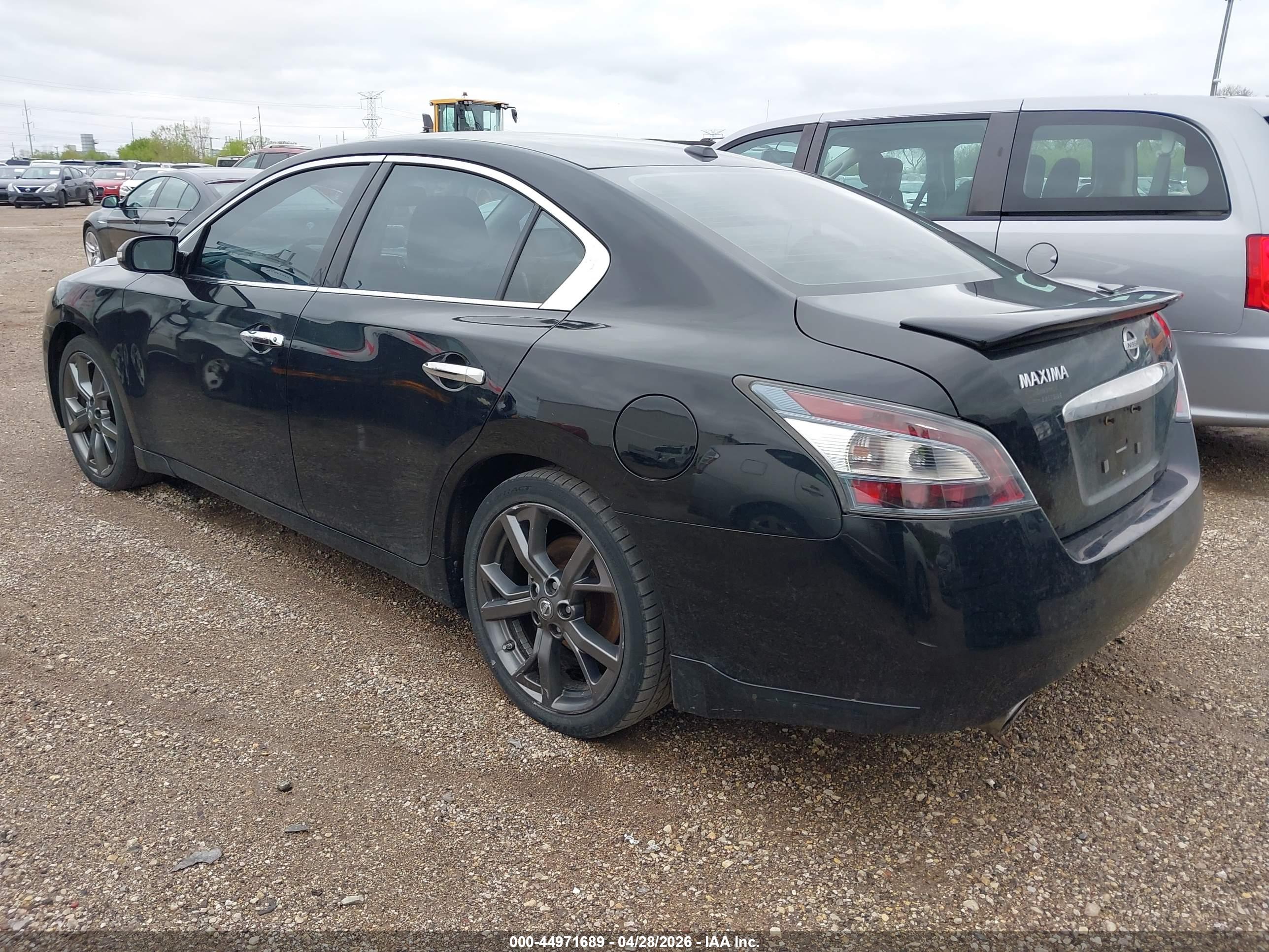 NISSAN MAXIMA image 3