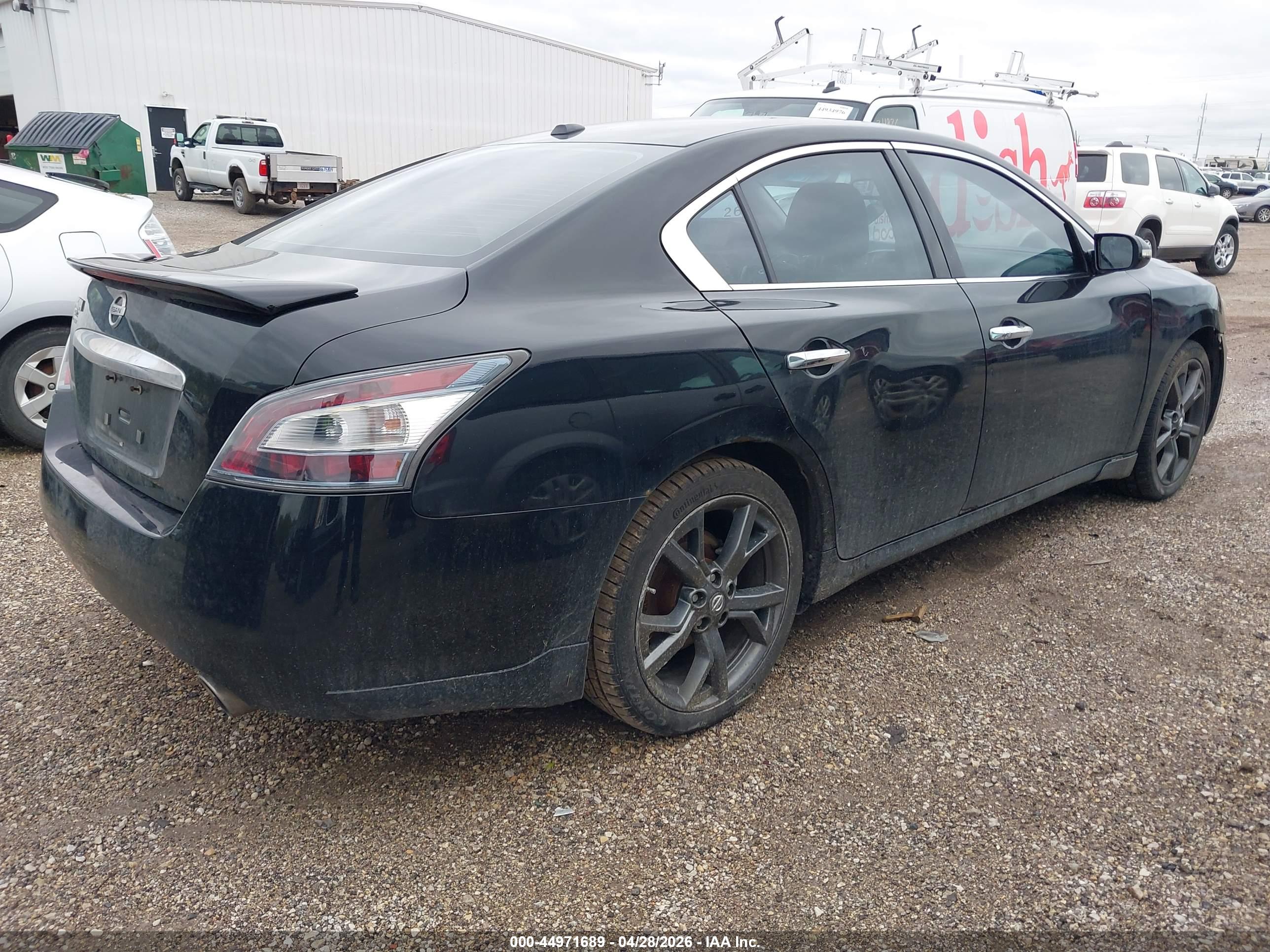 NISSAN MAXIMA image 4