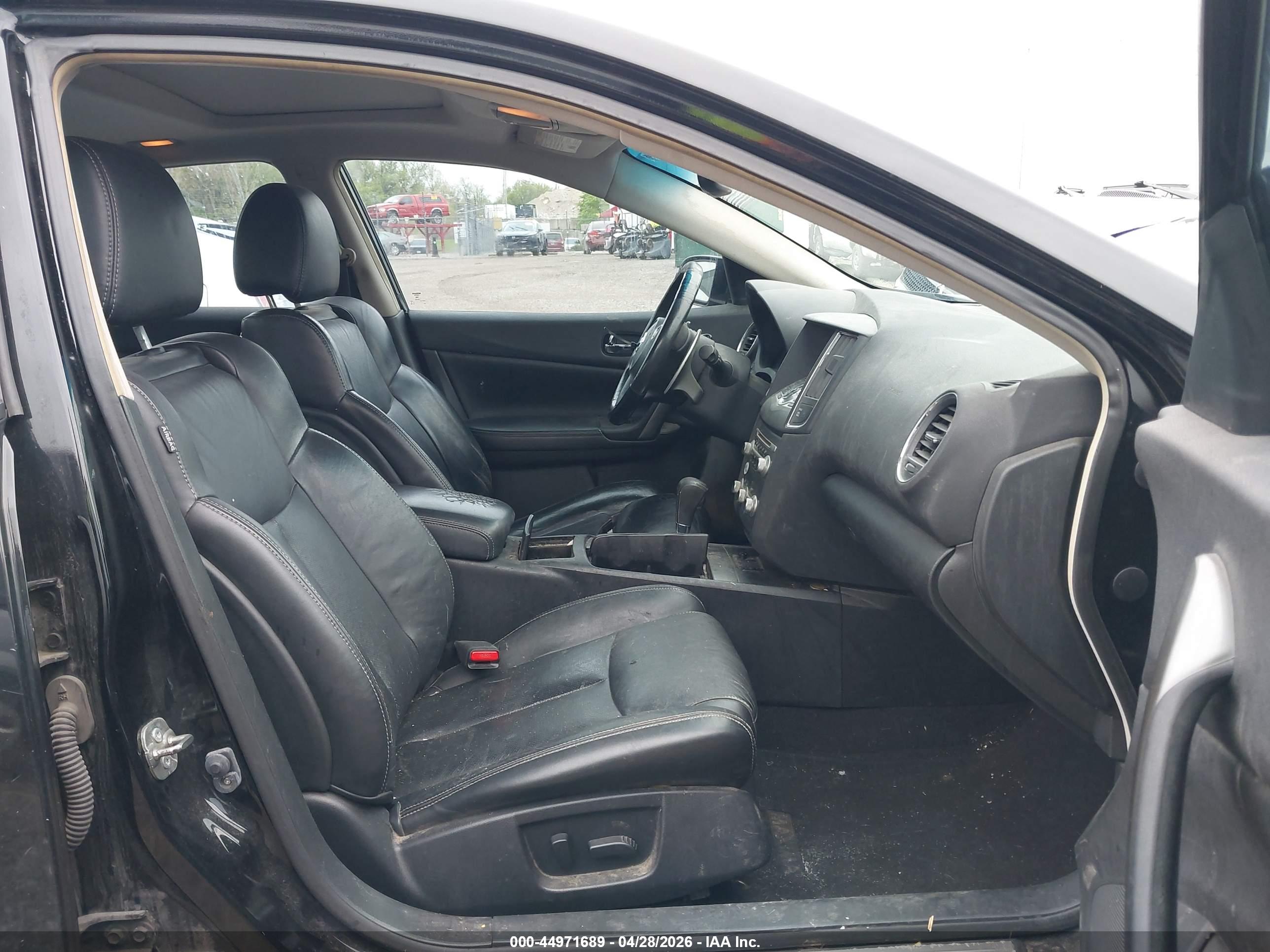 NISSAN MAXIMA image 5