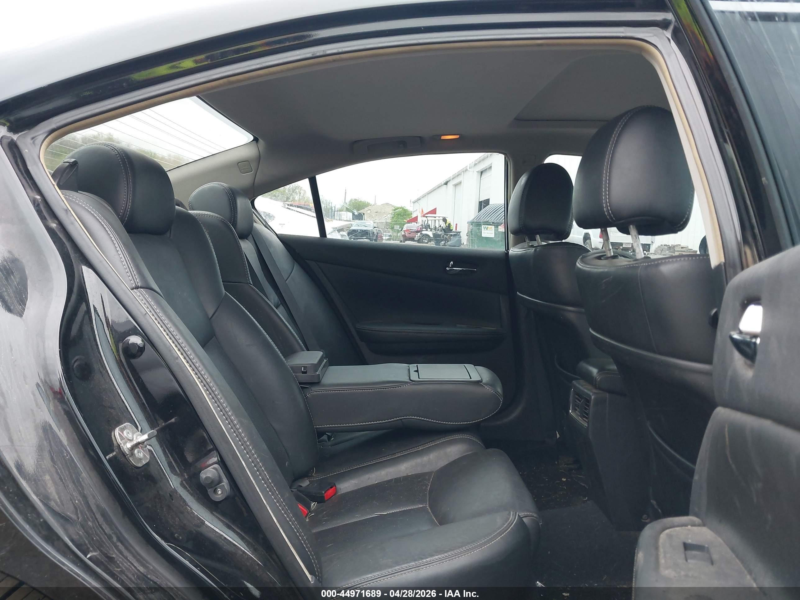 NISSAN MAXIMA image 8