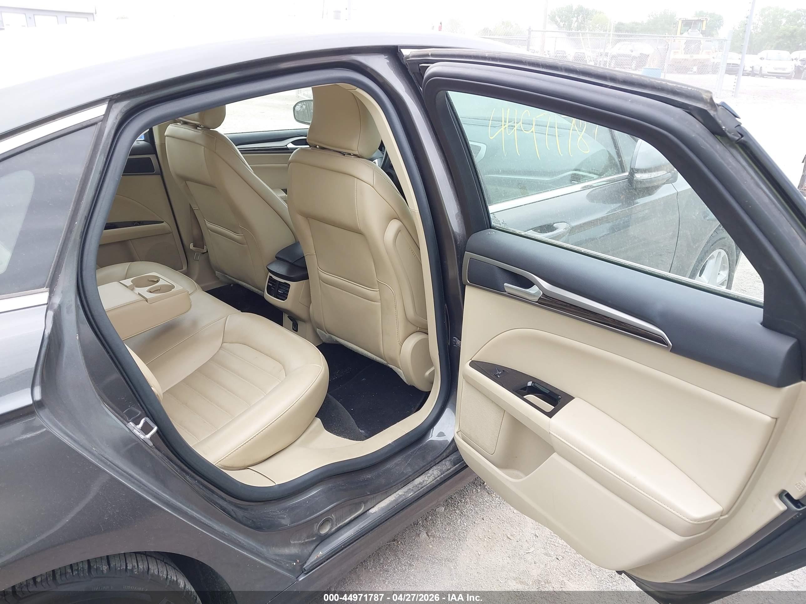 FORD FUSION image 8