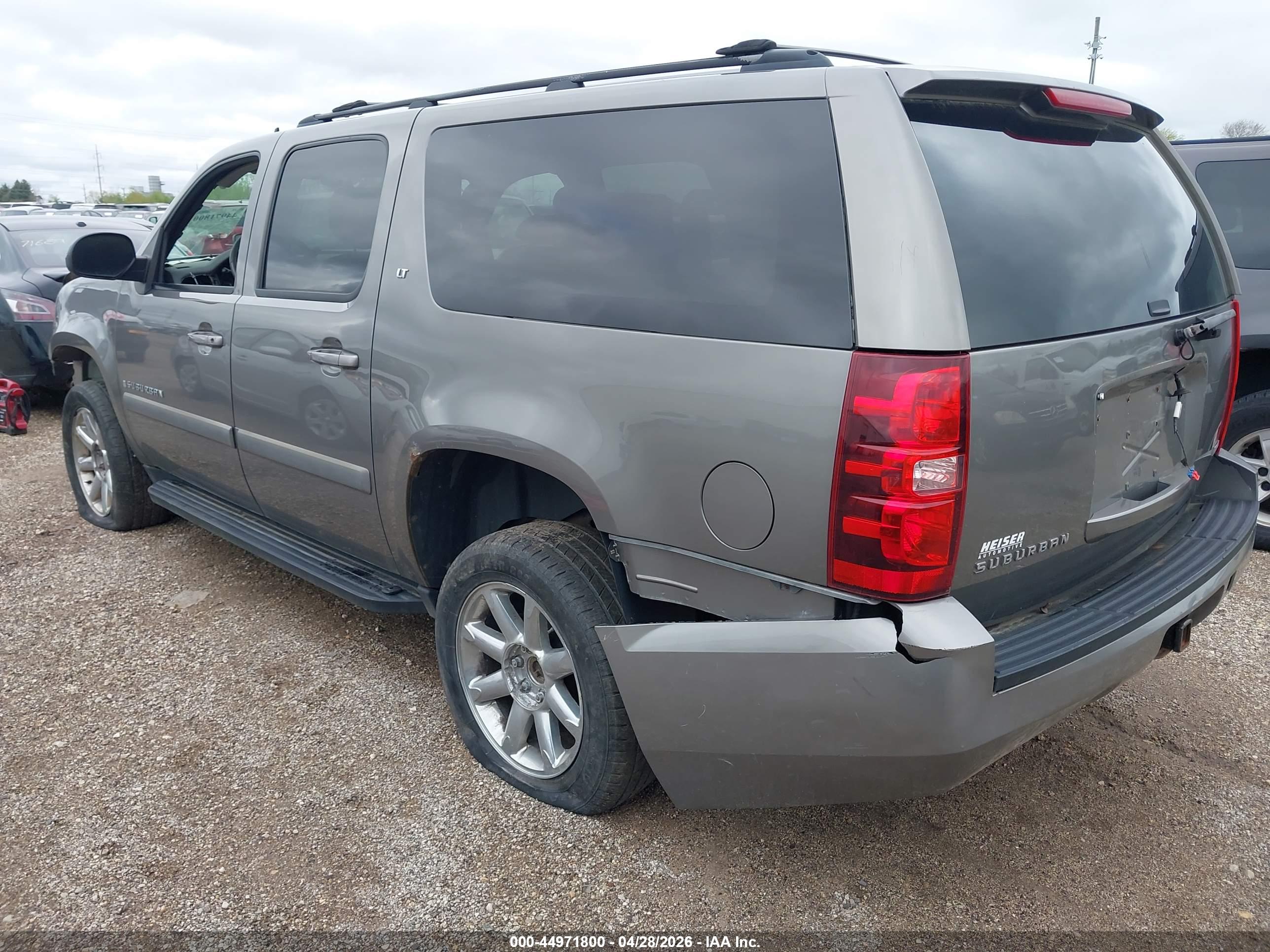 CHEVROLET SUBURBAN image 3