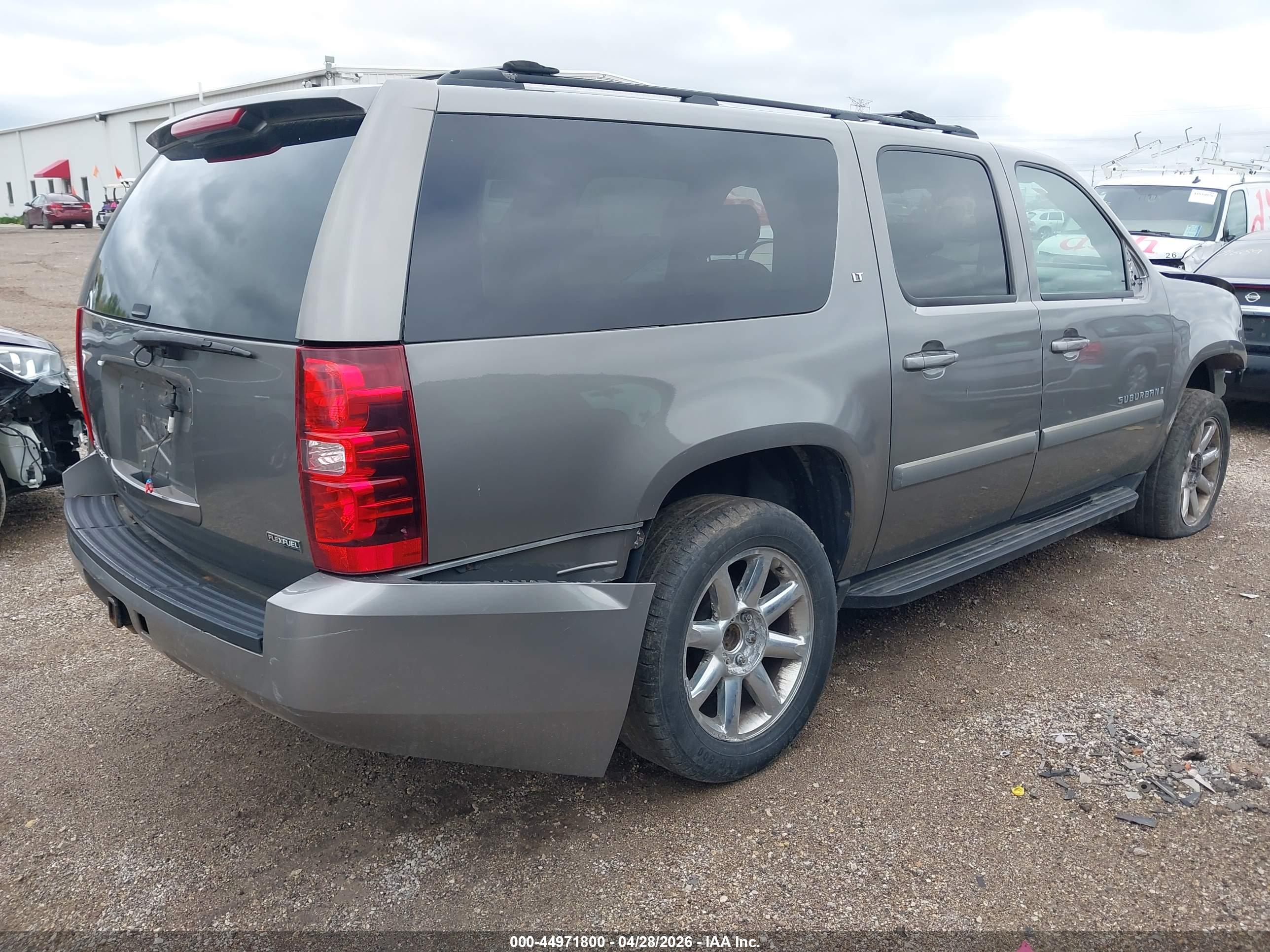 CHEVROLET SUBURBAN image 4