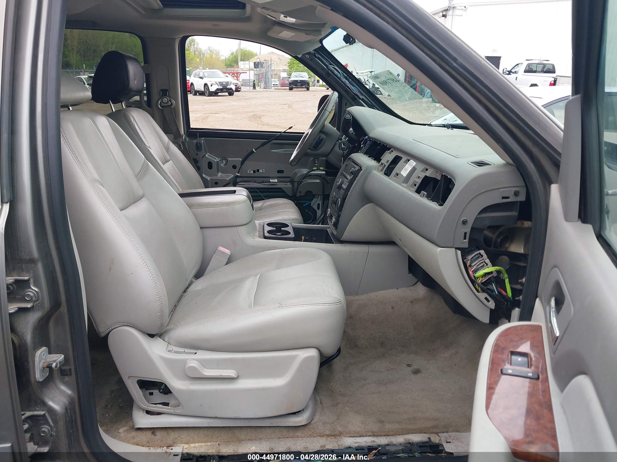 CHEVROLET SUBURBAN image 5