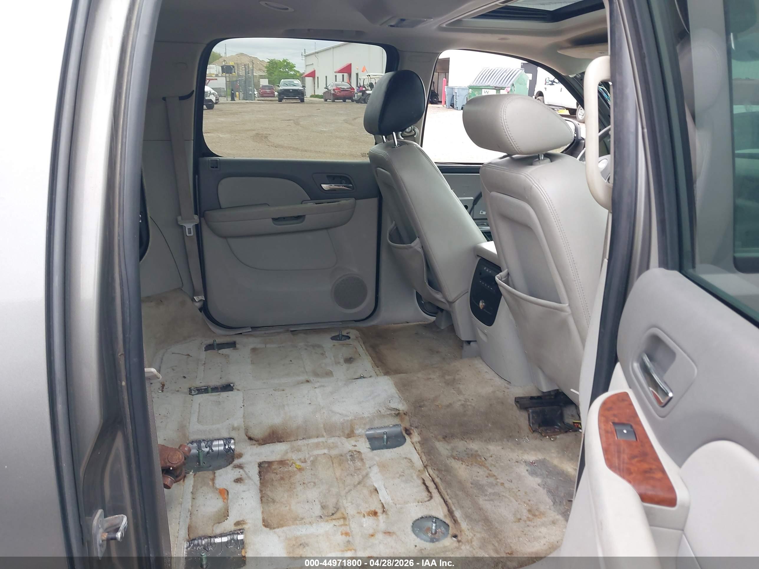 CHEVROLET SUBURBAN image 8