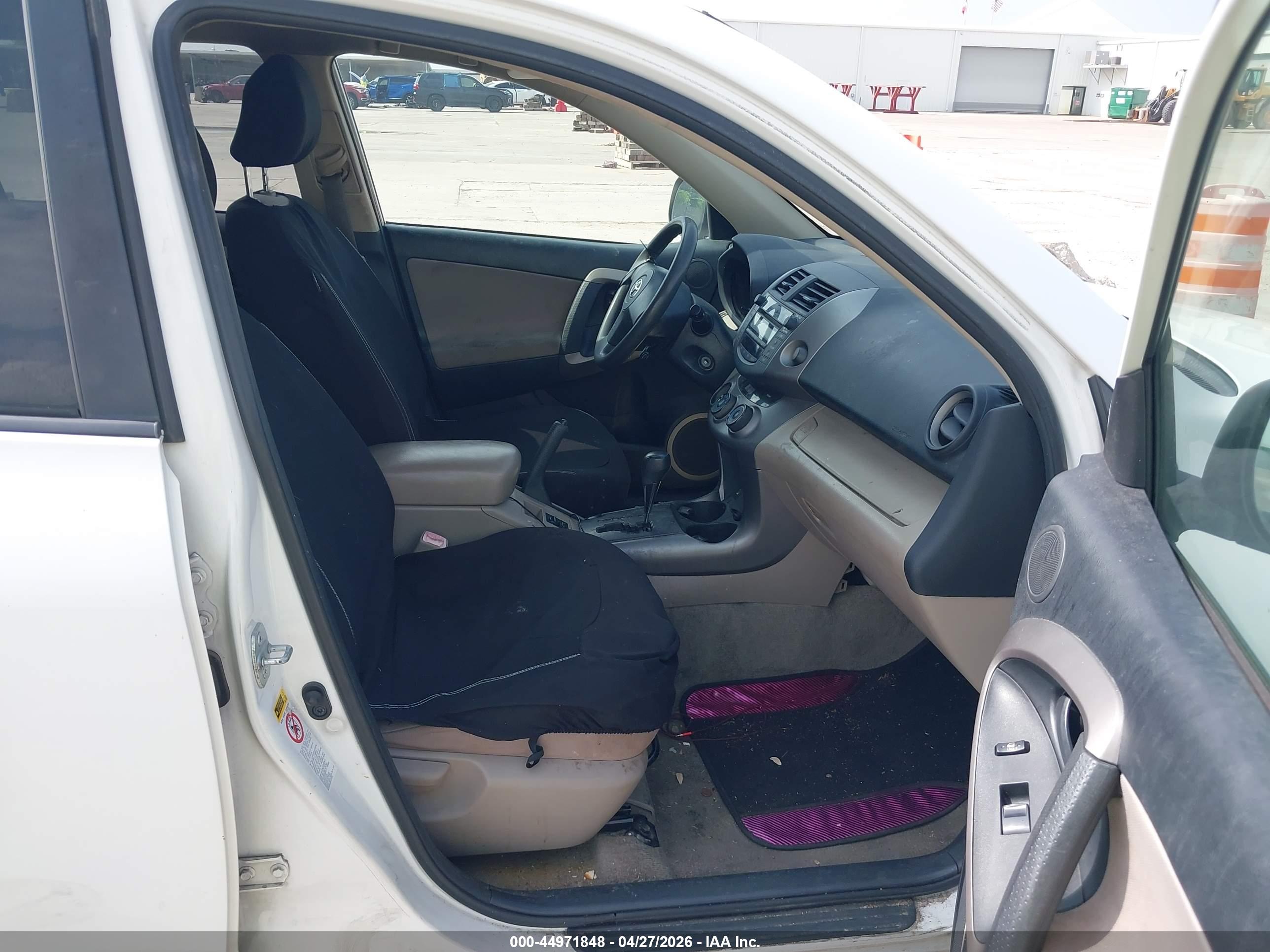 TOYOTA RAV4 image 5