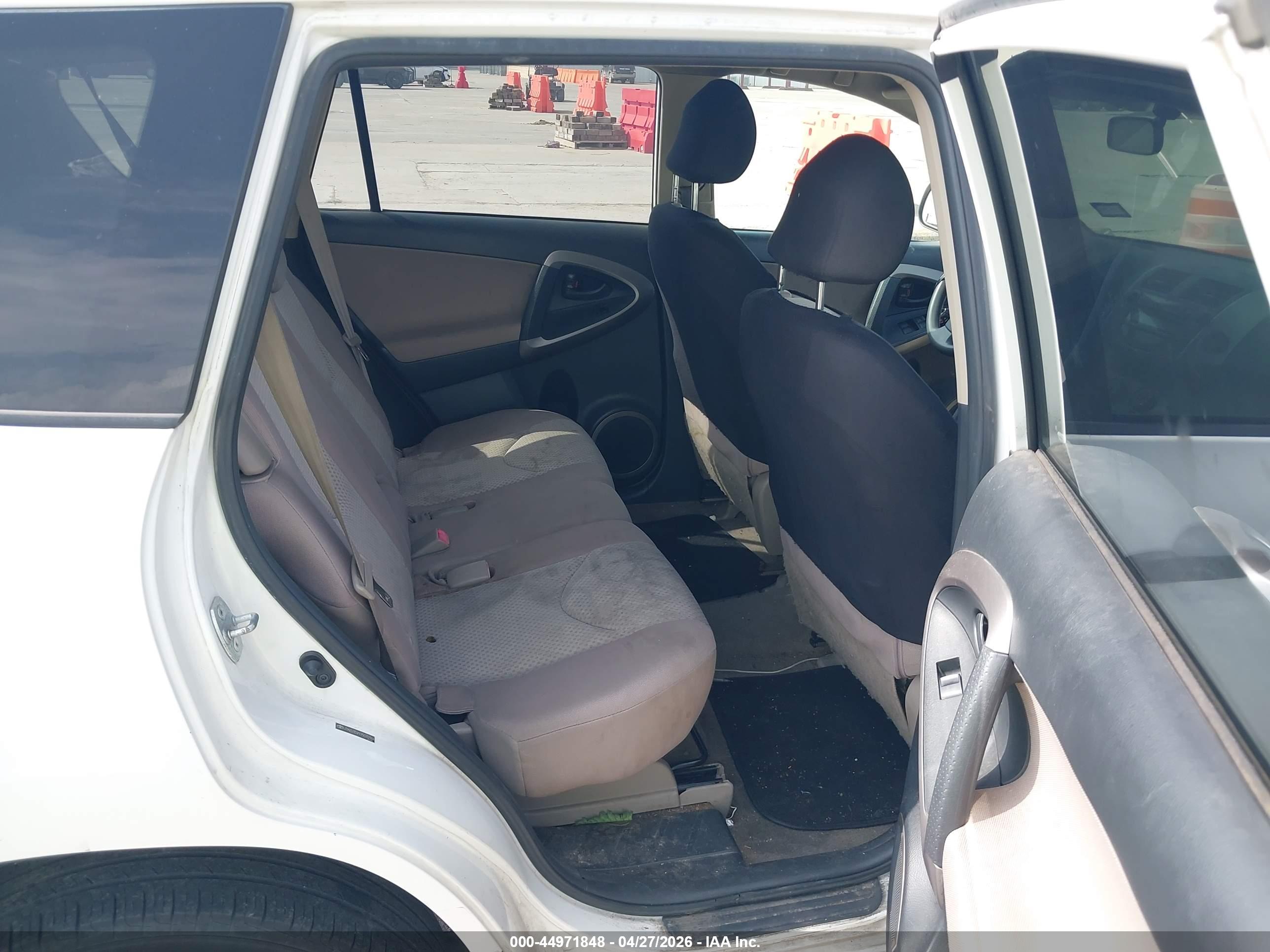 TOYOTA RAV4 image 8