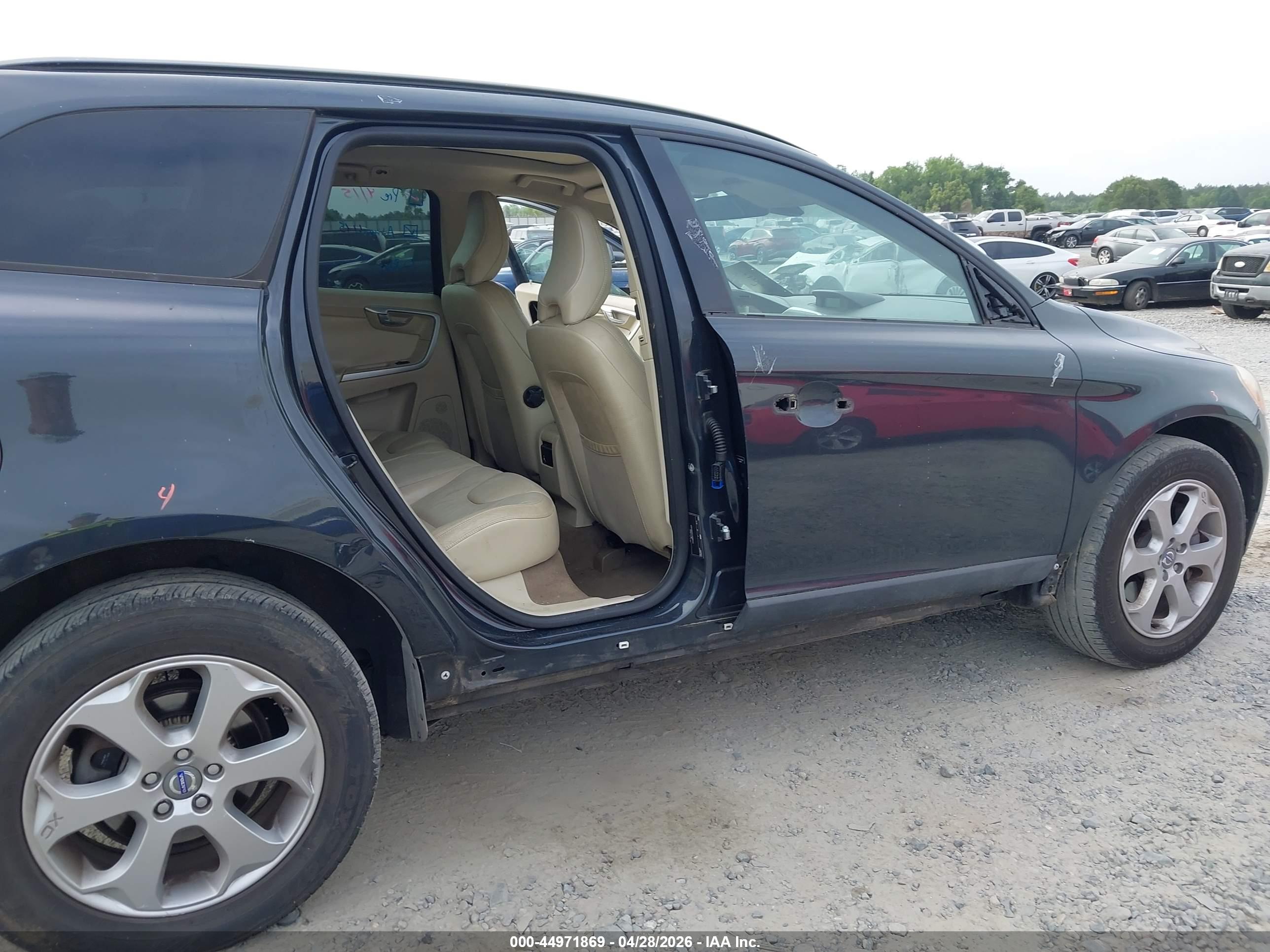 VOLVO XC60 image 6