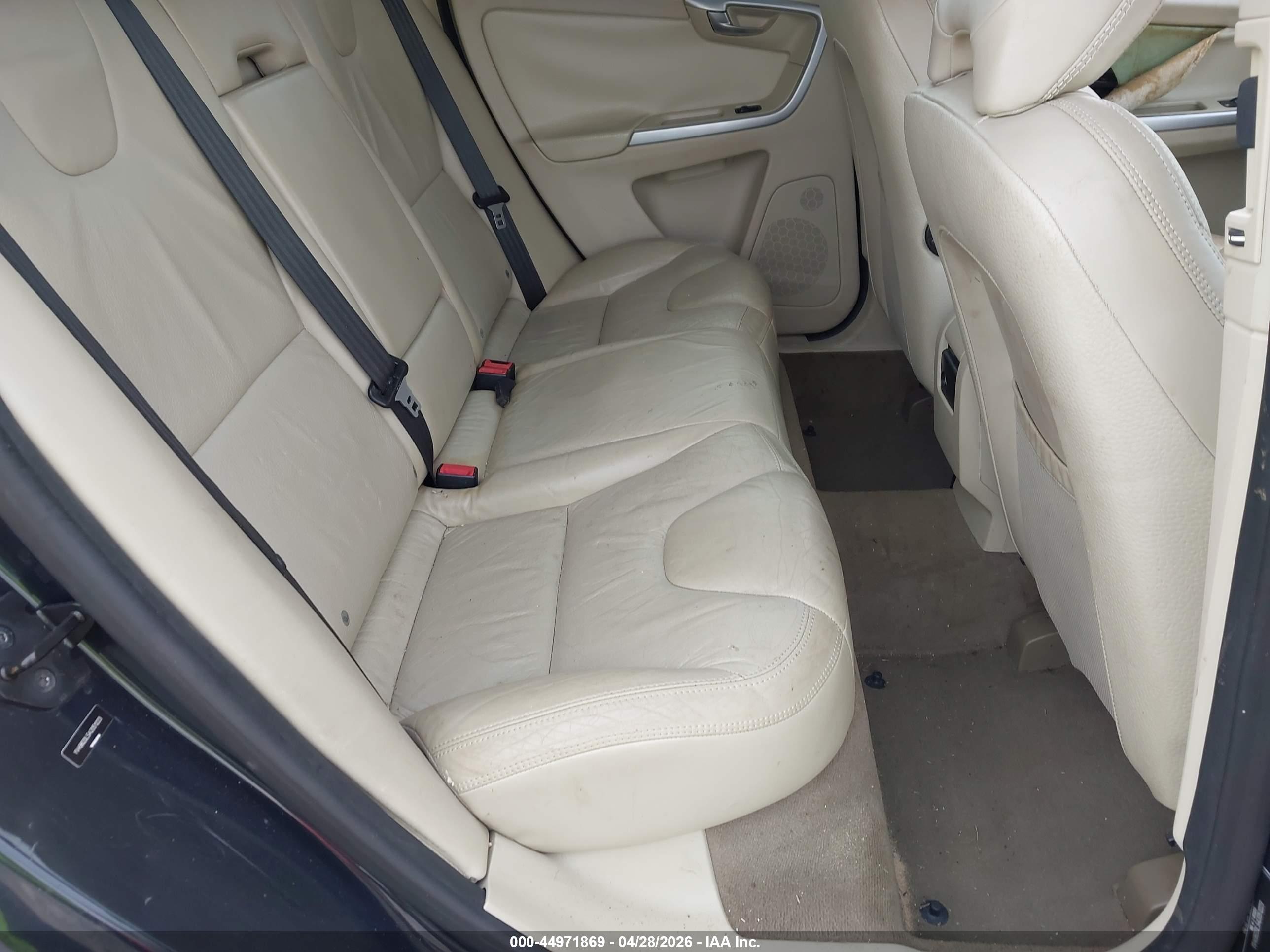 VOLVO XC60 image 8