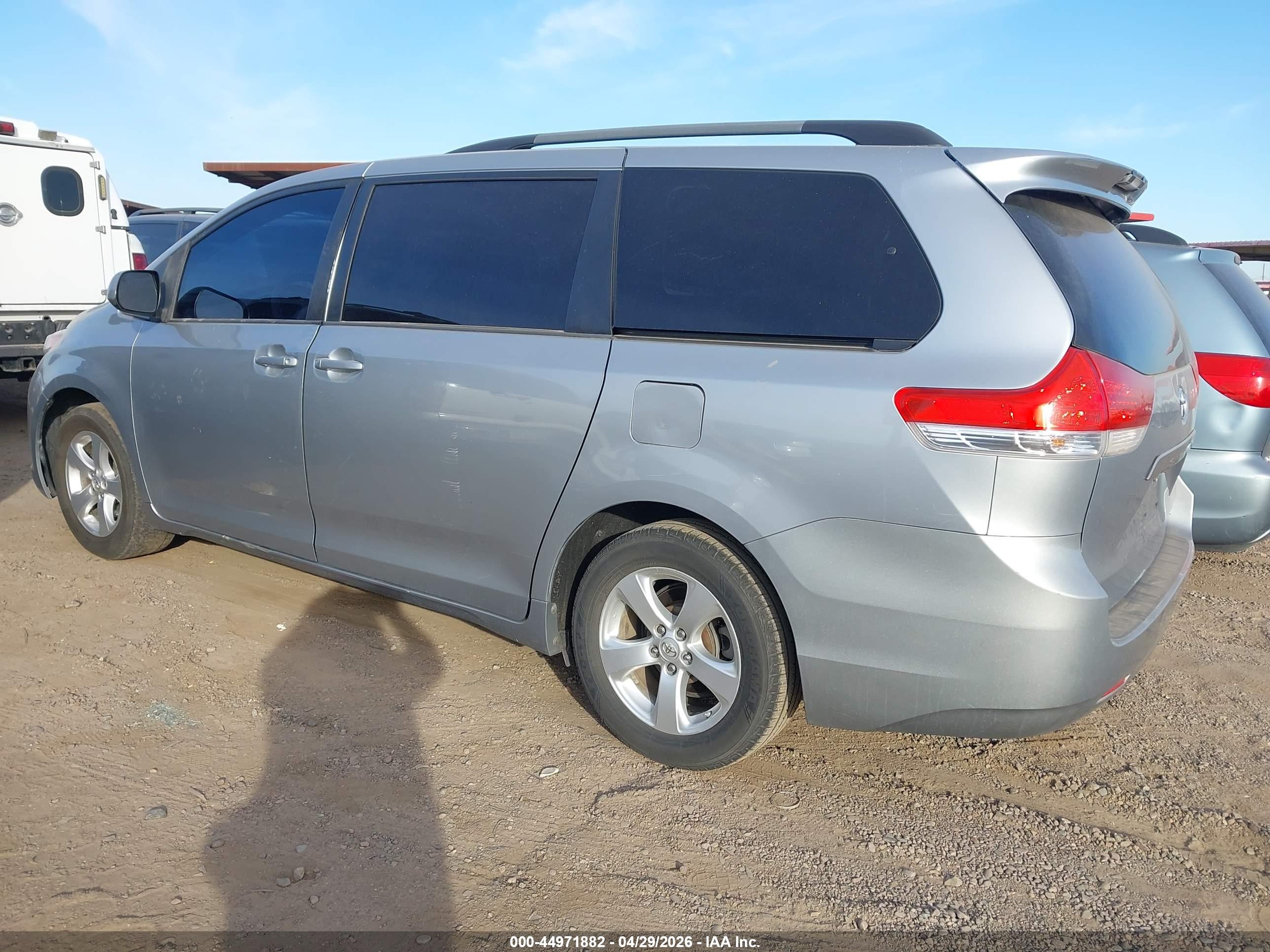 TOYOTA SIENNA image 3