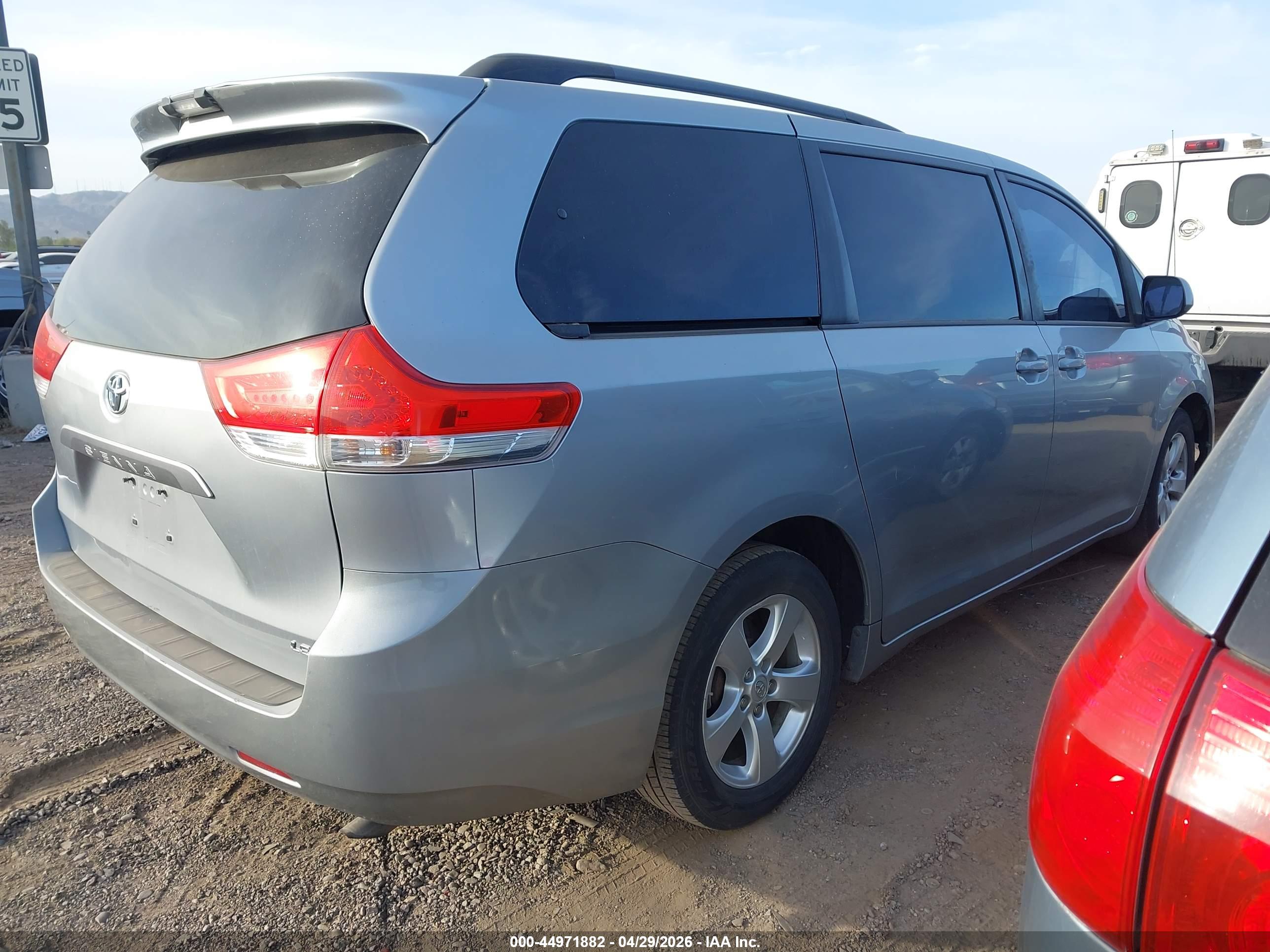 TOYOTA SIENNA image 4