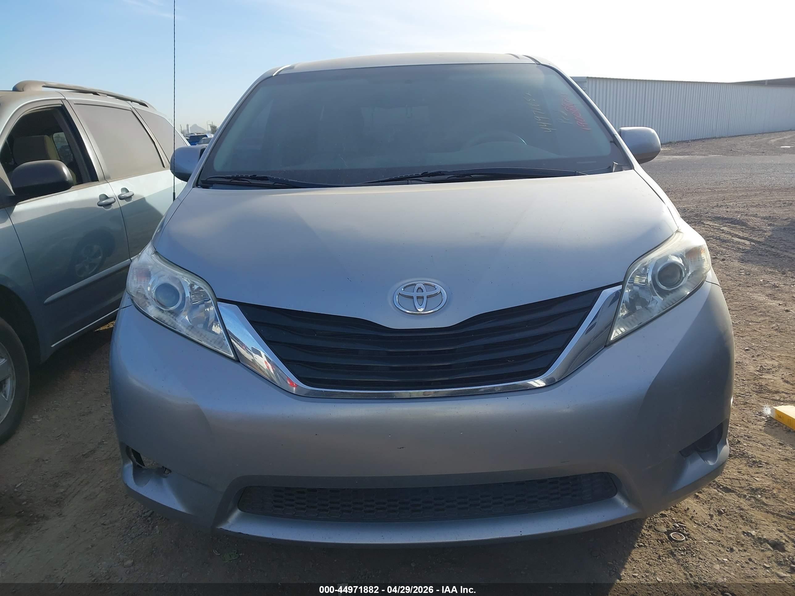 TOYOTA SIENNA image 6