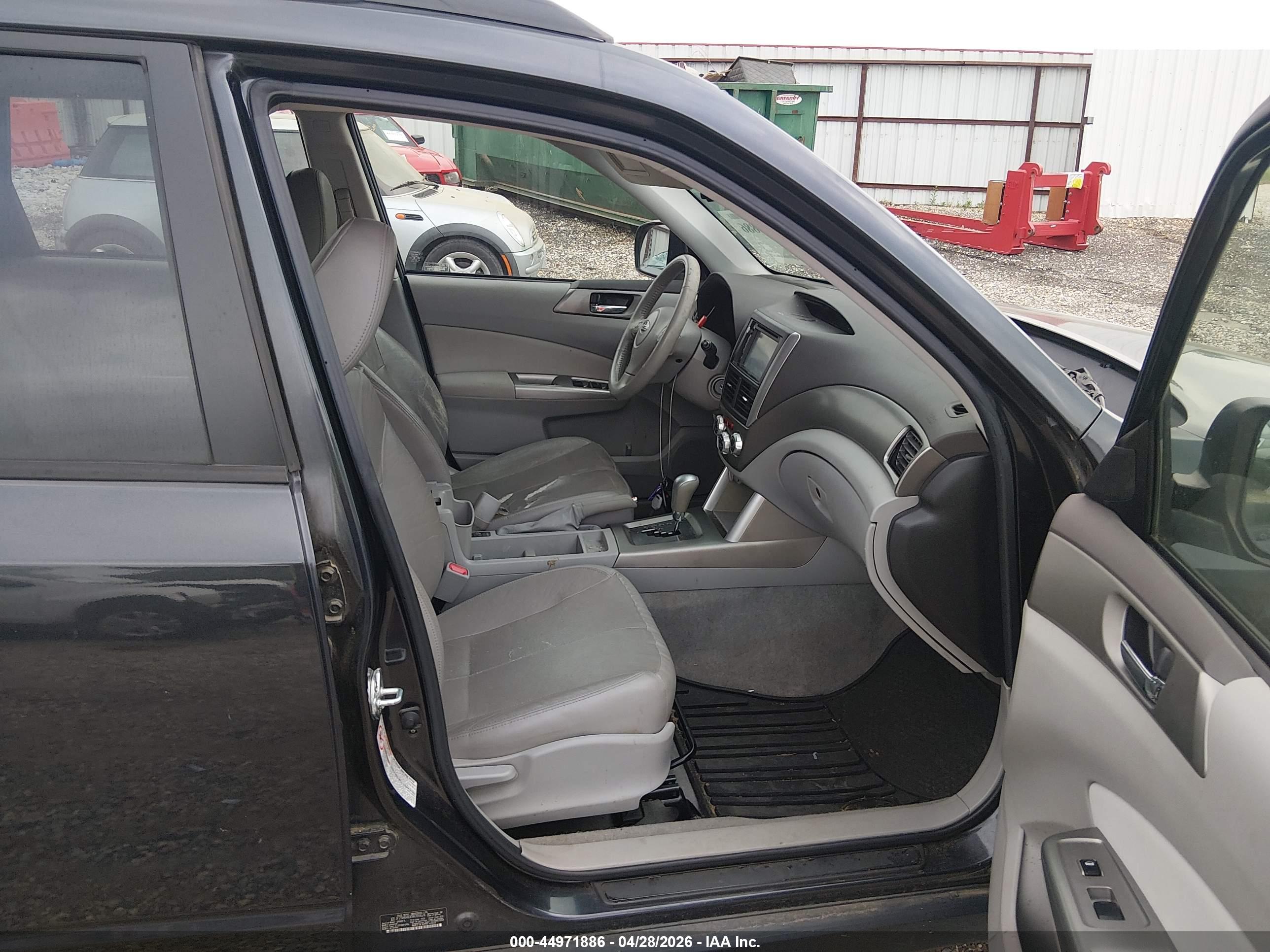 SUBARU FORESTER image 5