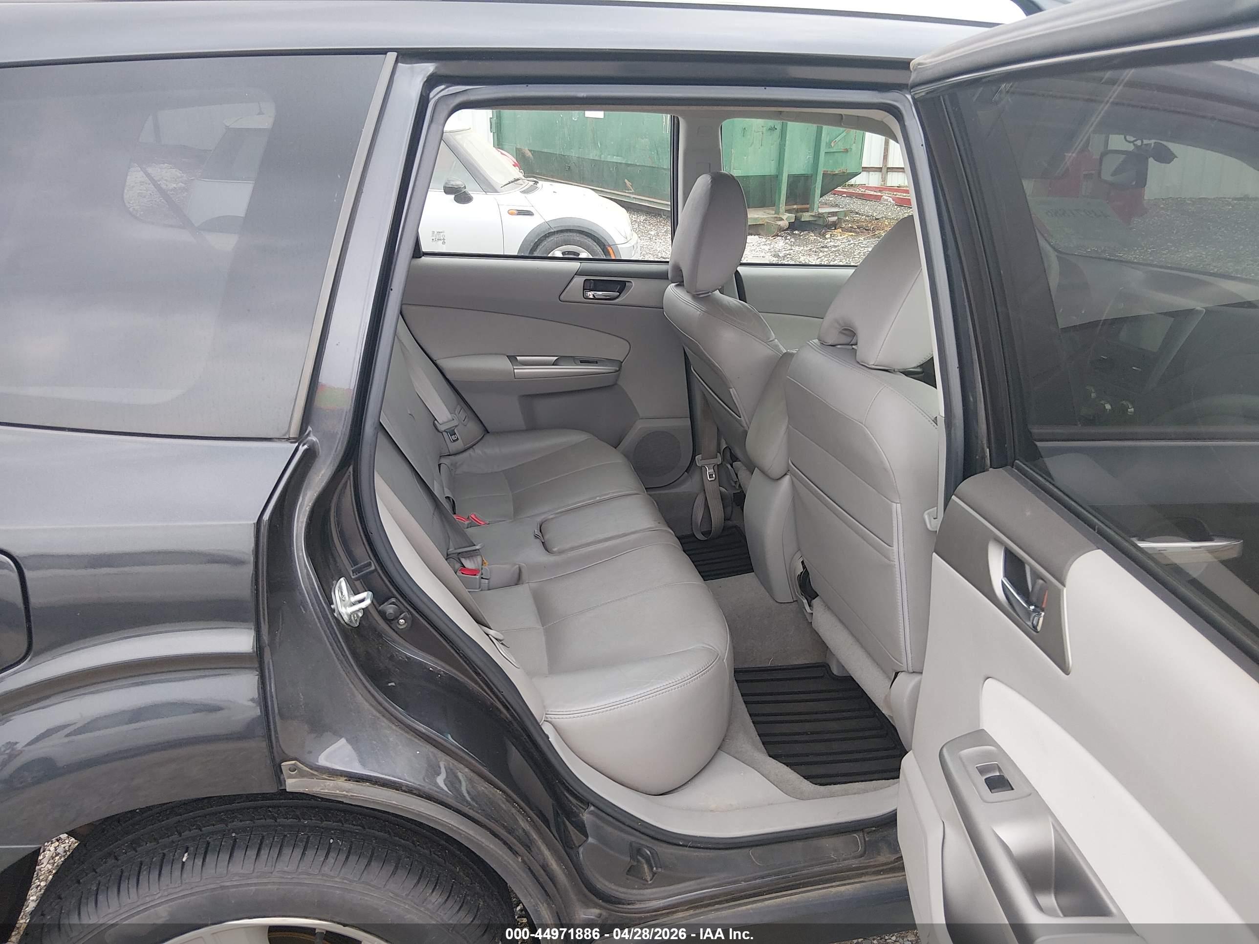 SUBARU FORESTER image 8