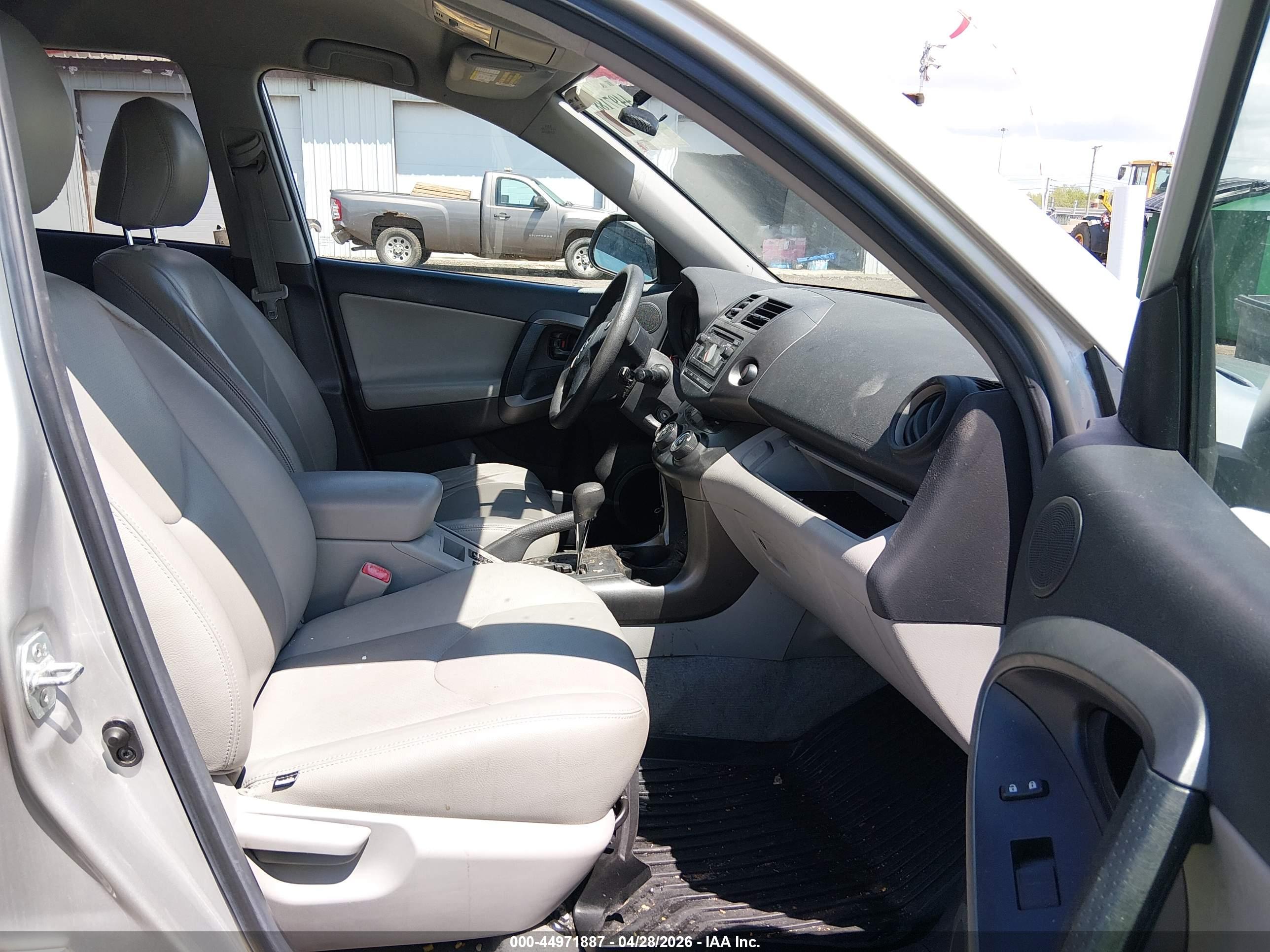 TOYOTA RAV4 image 5