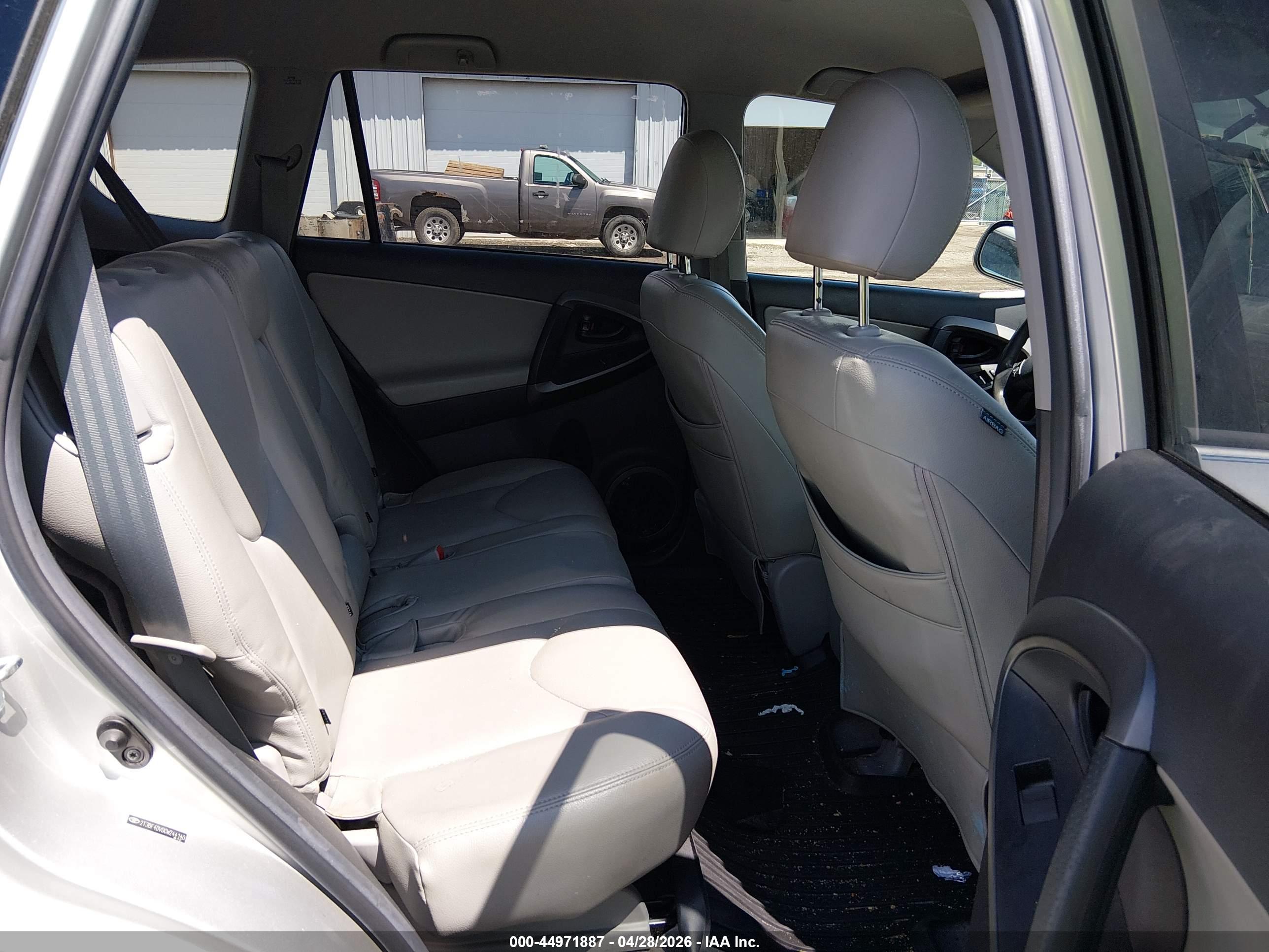 TOYOTA RAV4 image 8