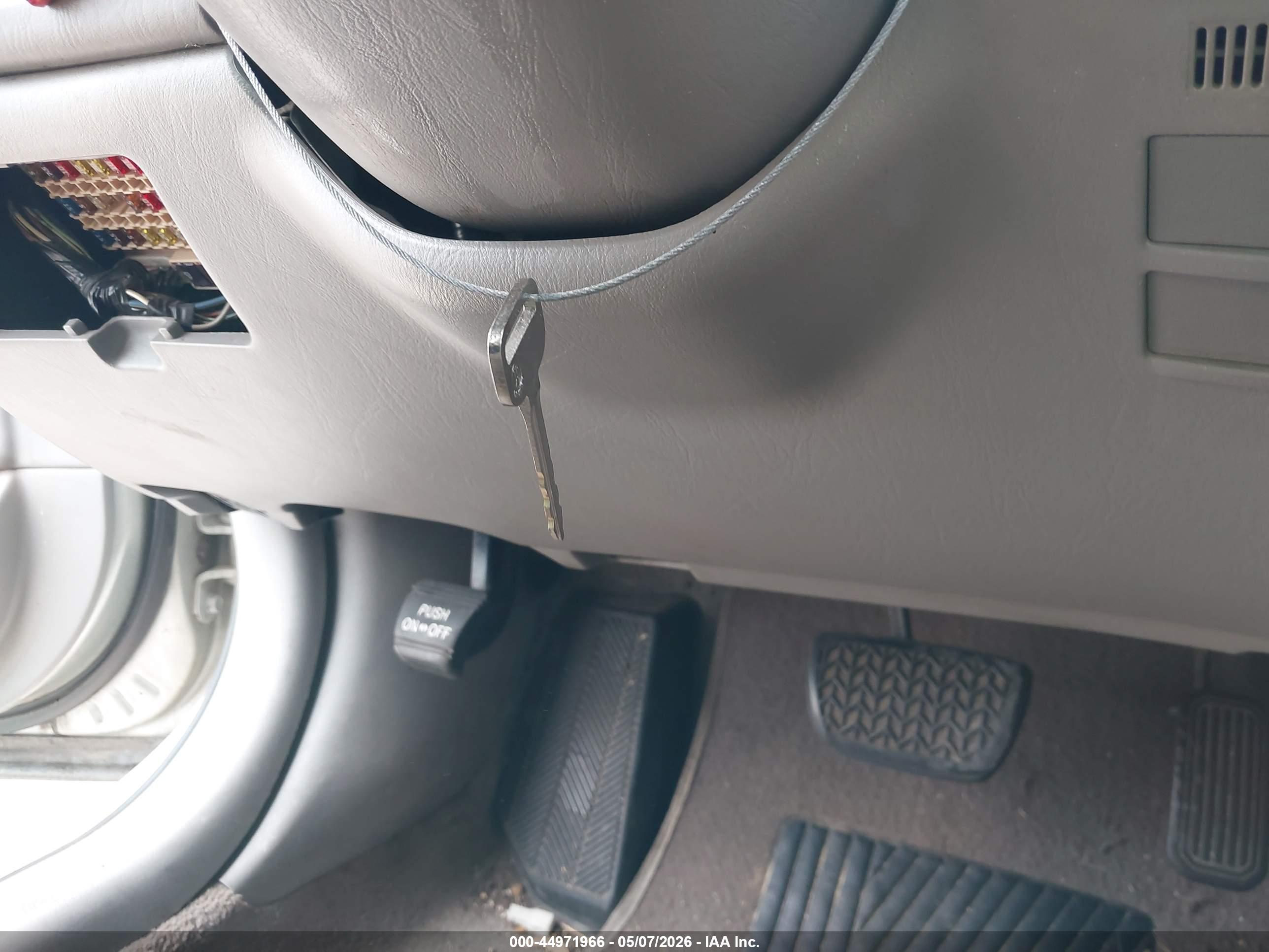 TOYOTA AVALON image 11