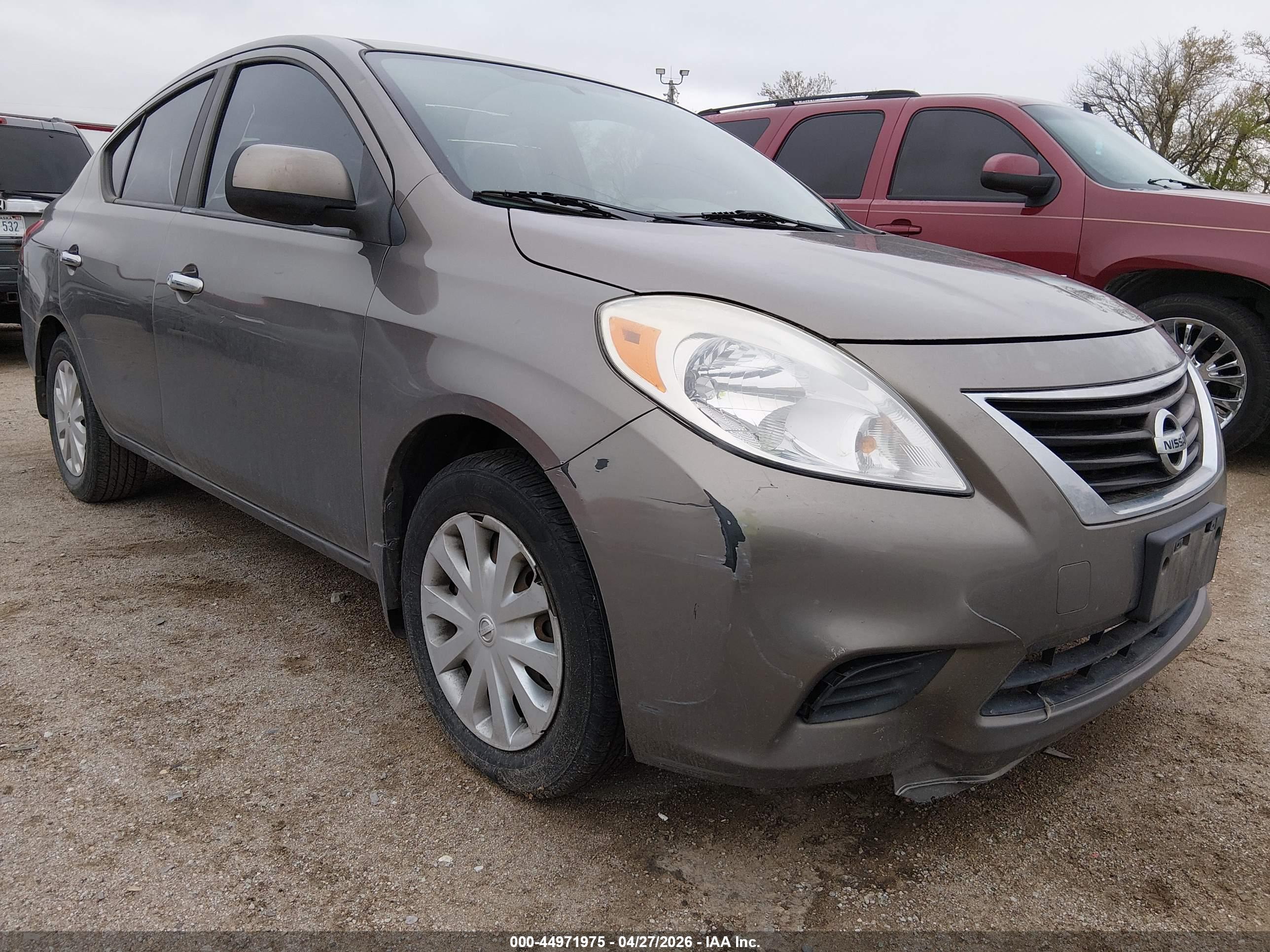 NISSAN VERSA image 6