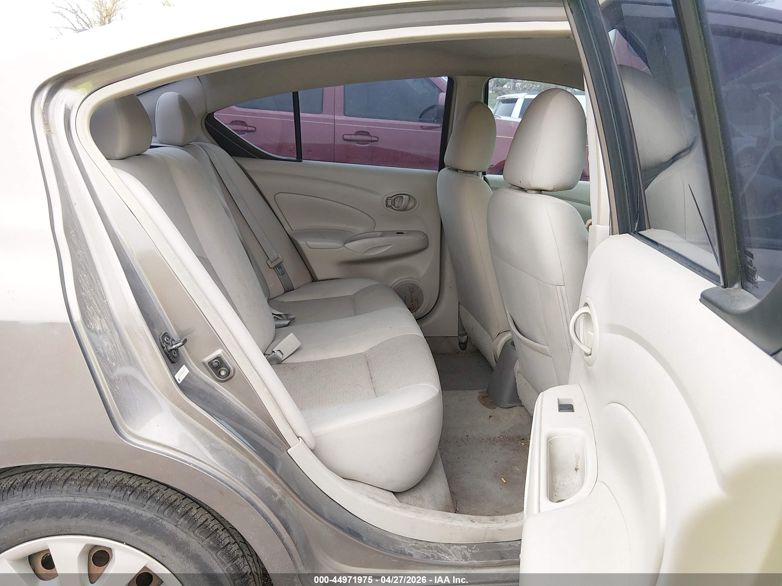 NISSAN VERSA image 8