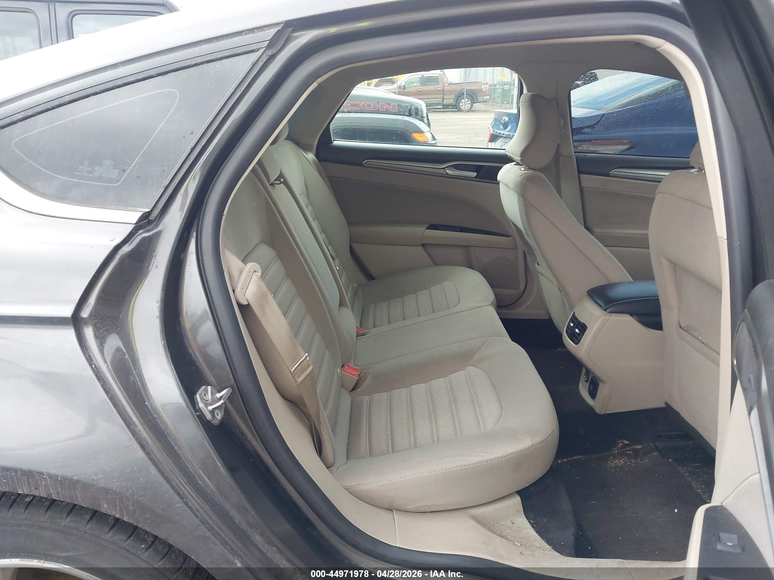FORD FUSION image 8