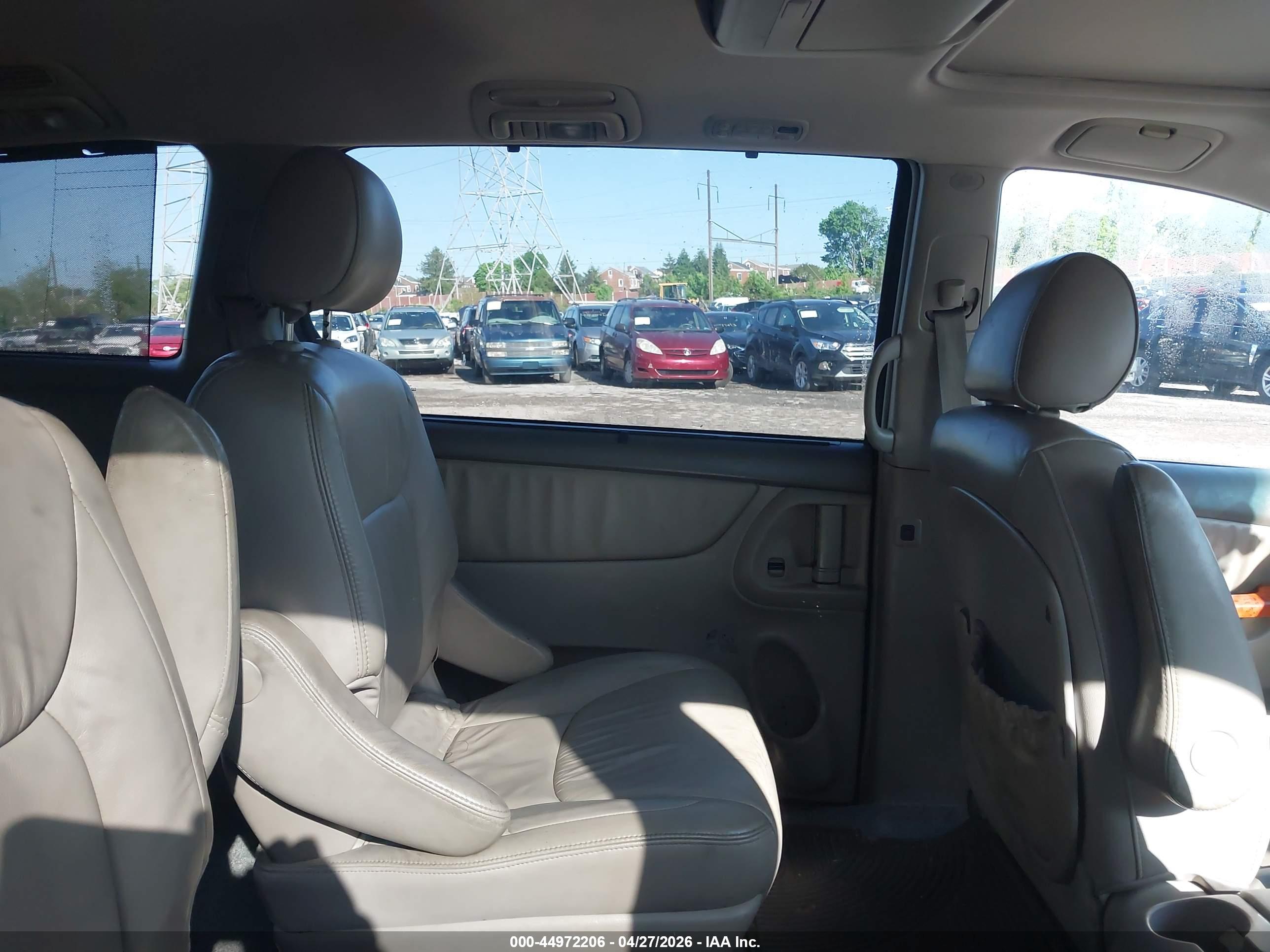 TOYOTA SIENNA image 8