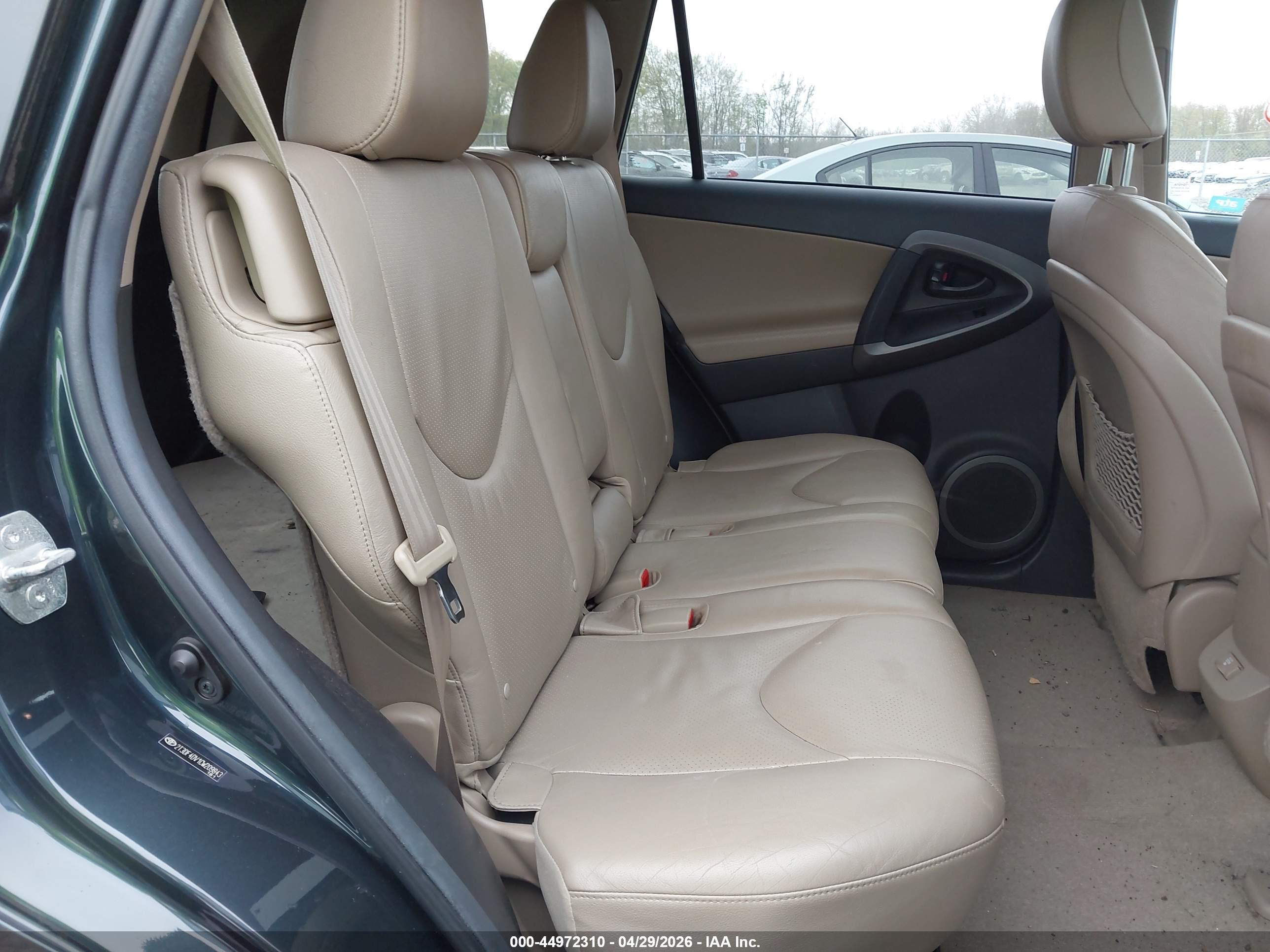 TOYOTA RAV4 image 8