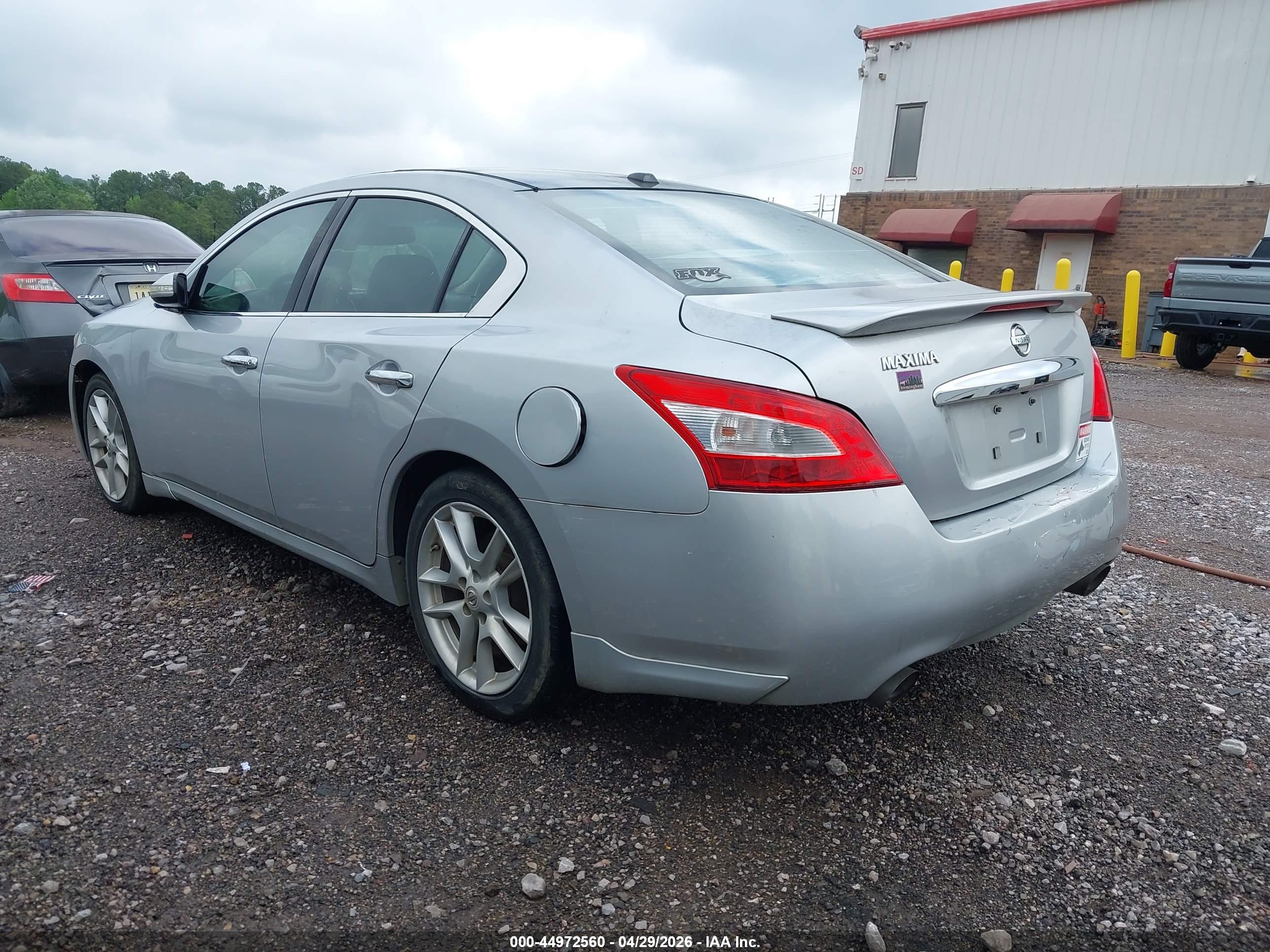 NISSAN MAXIMA image 3