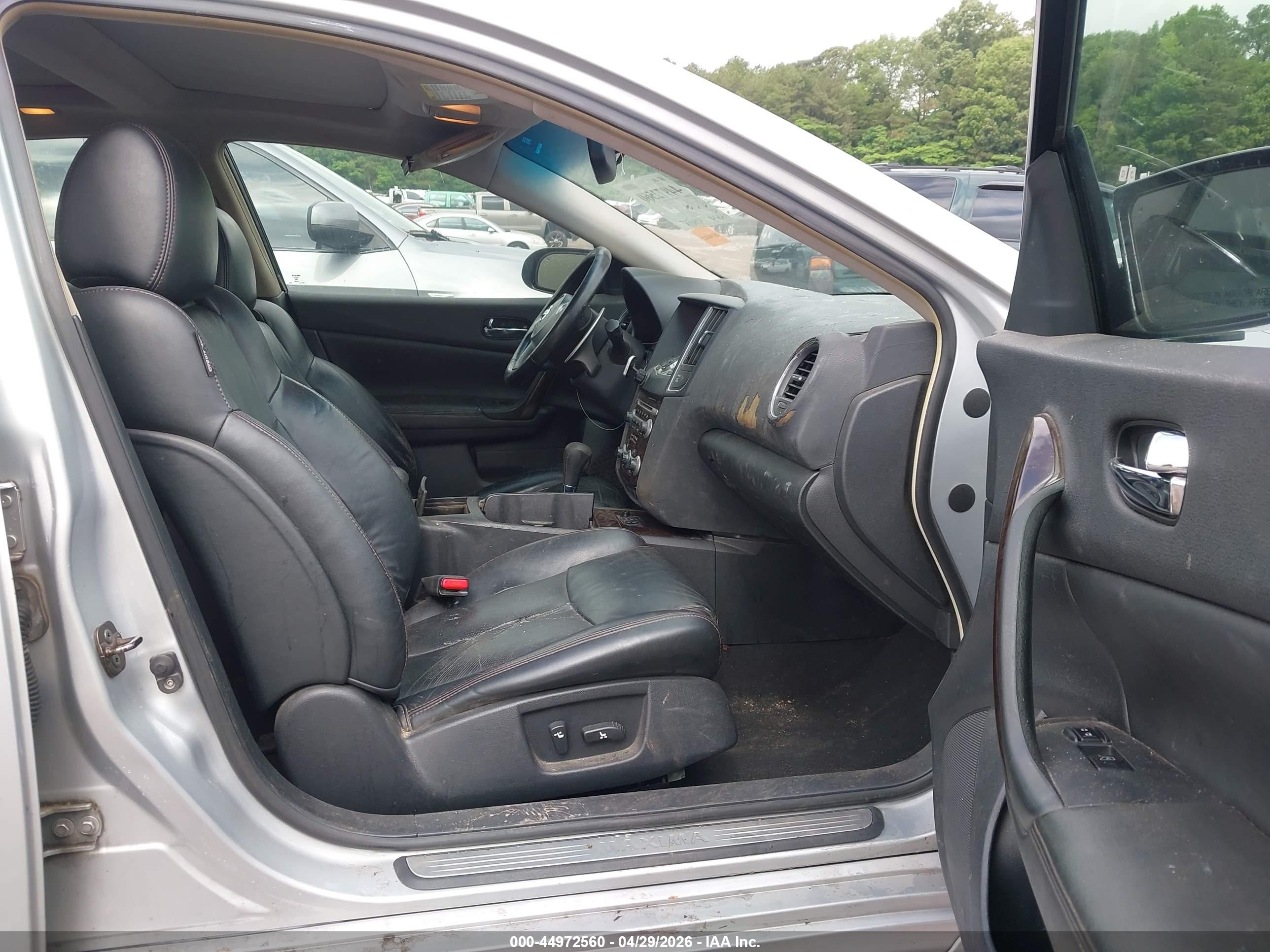 NISSAN MAXIMA image 5