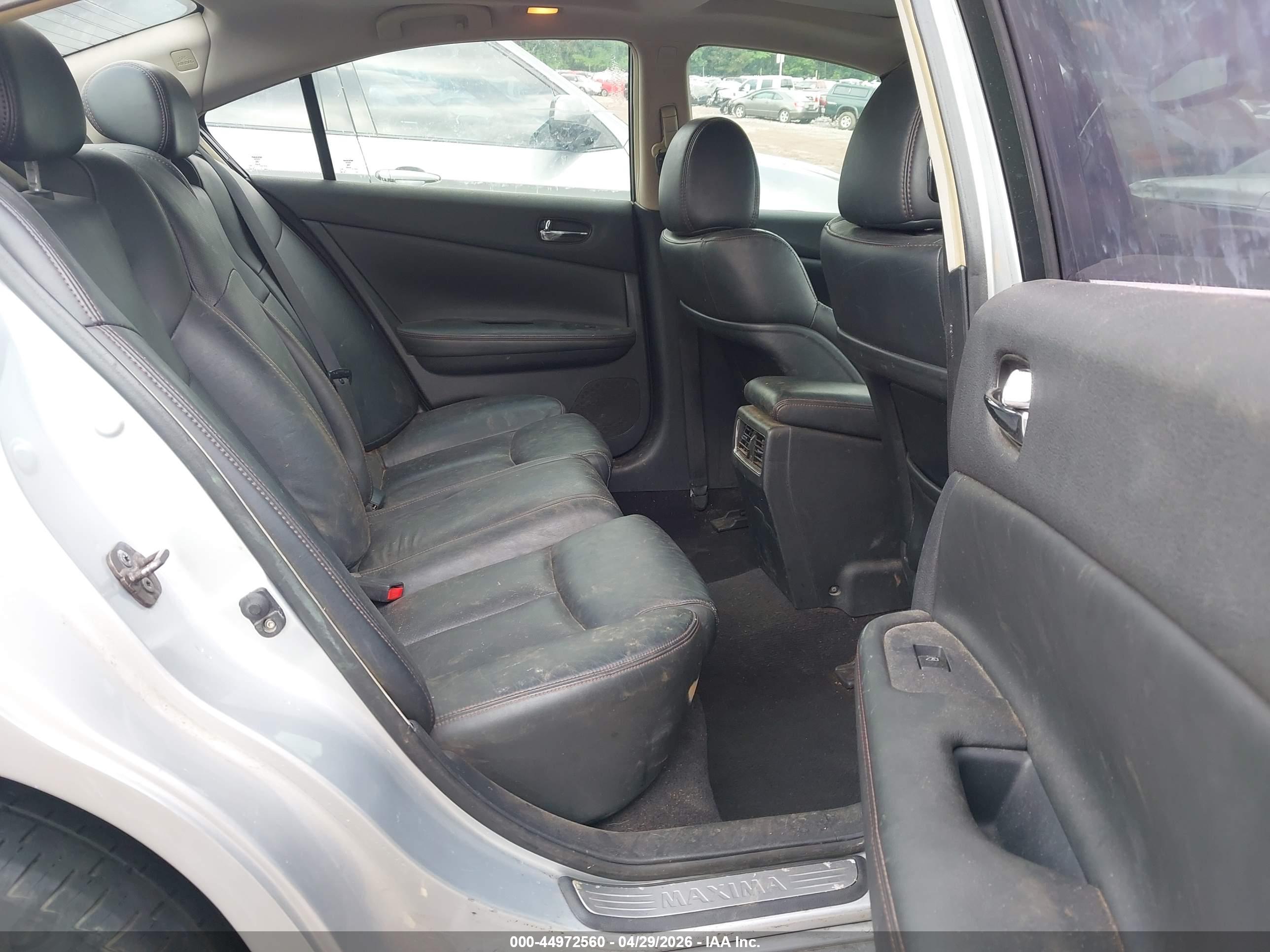 NISSAN MAXIMA image 8