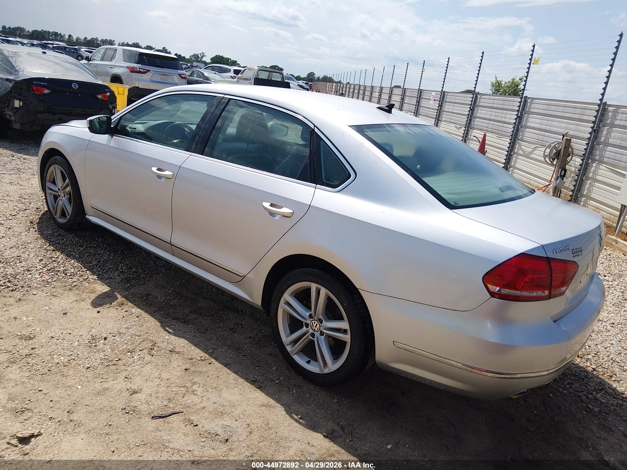 VOLKSWAGEN PASSAT image 3