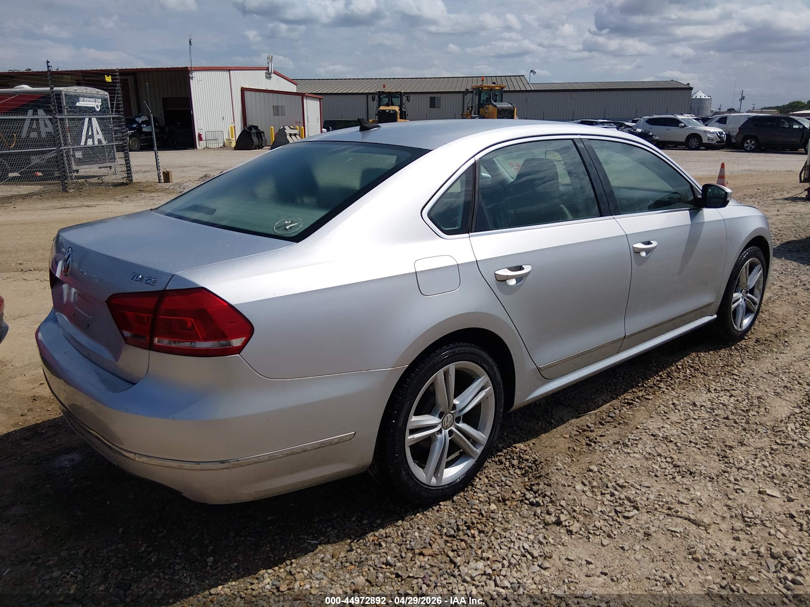 VOLKSWAGEN PASSAT image 4