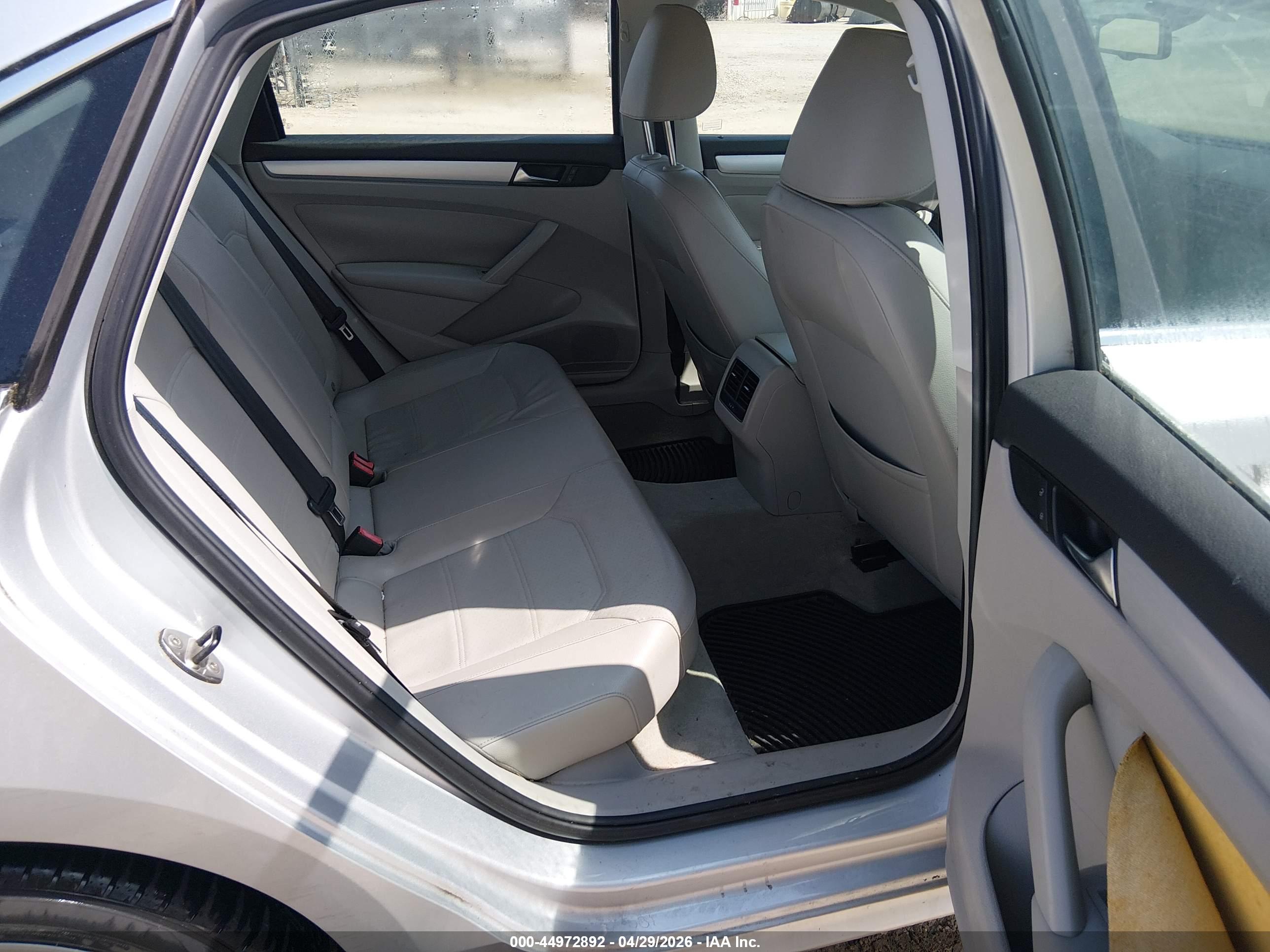 VOLKSWAGEN PASSAT image 8