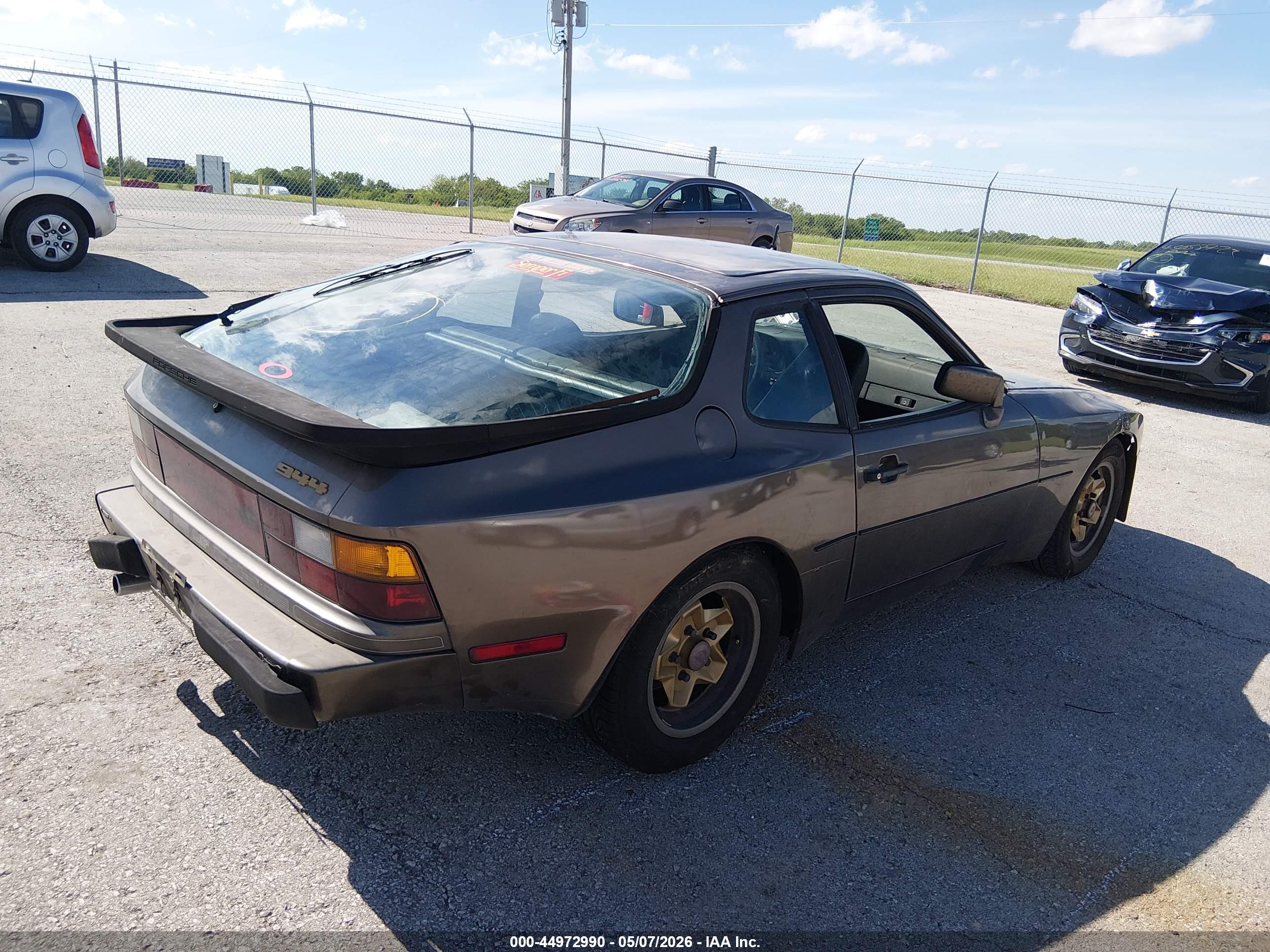 PORSCHE 944 image 4