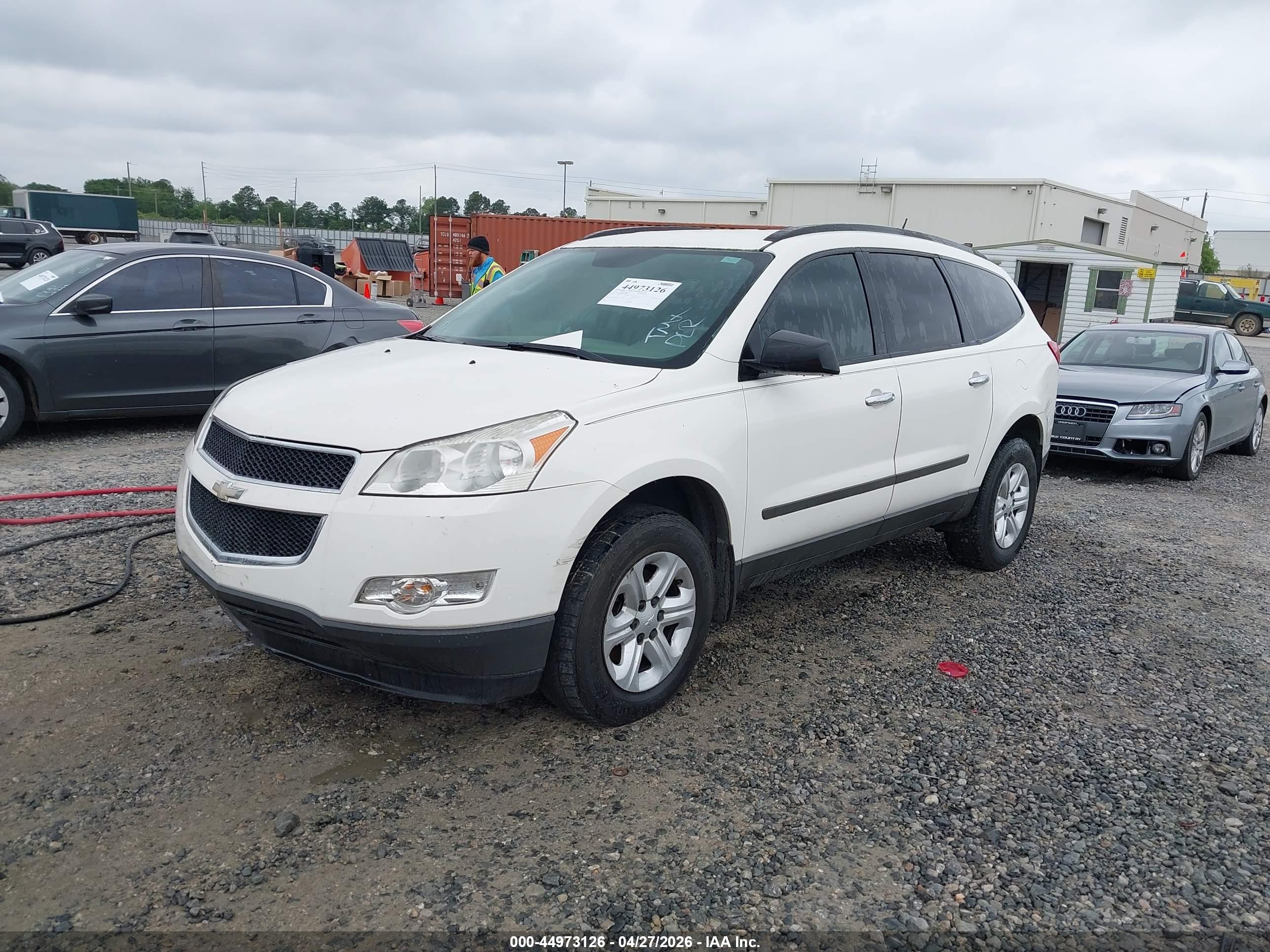 CHEVROLET TRAVERSE image 2