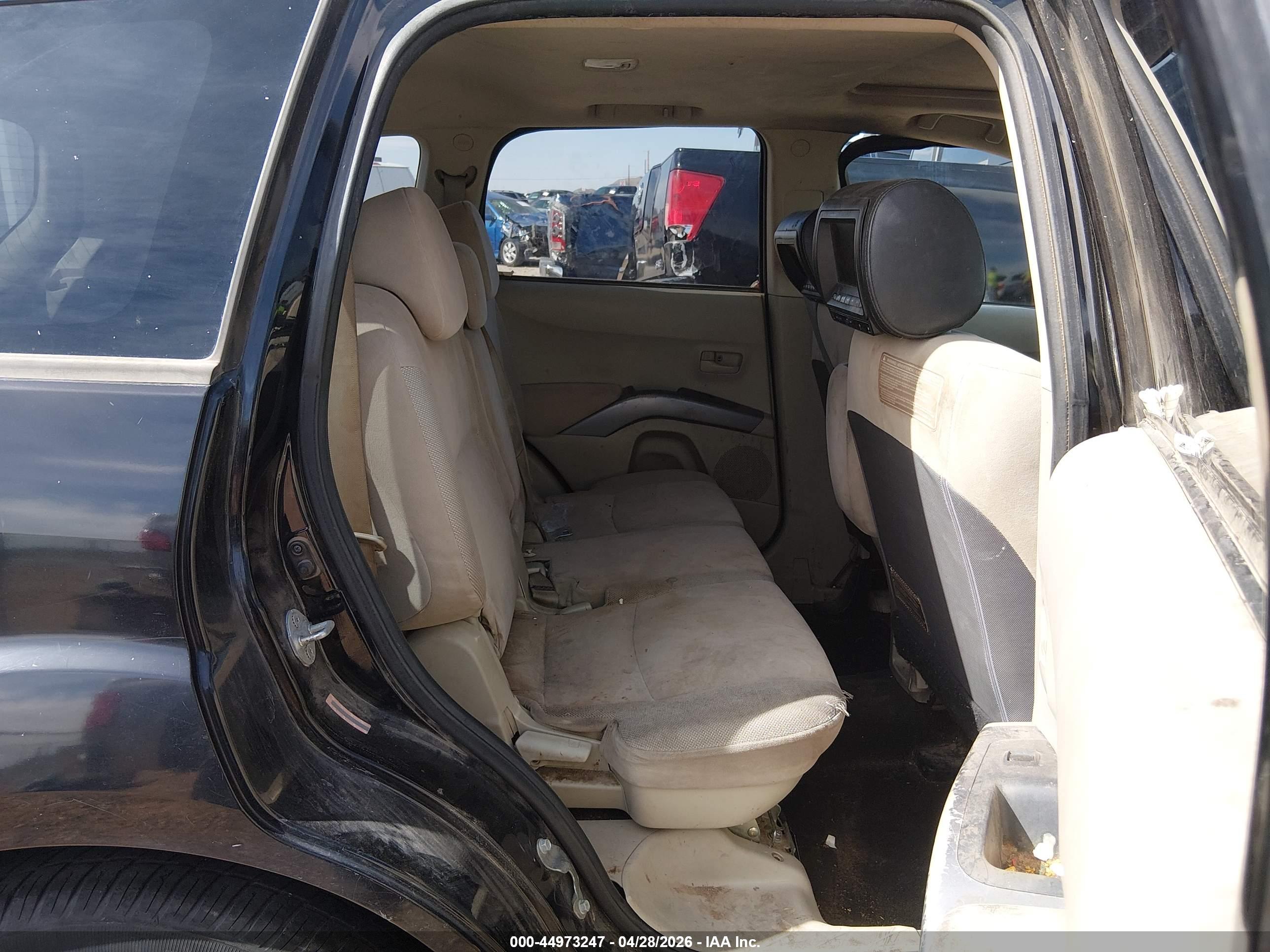 MITSUBISHI OUTLANDER image 8