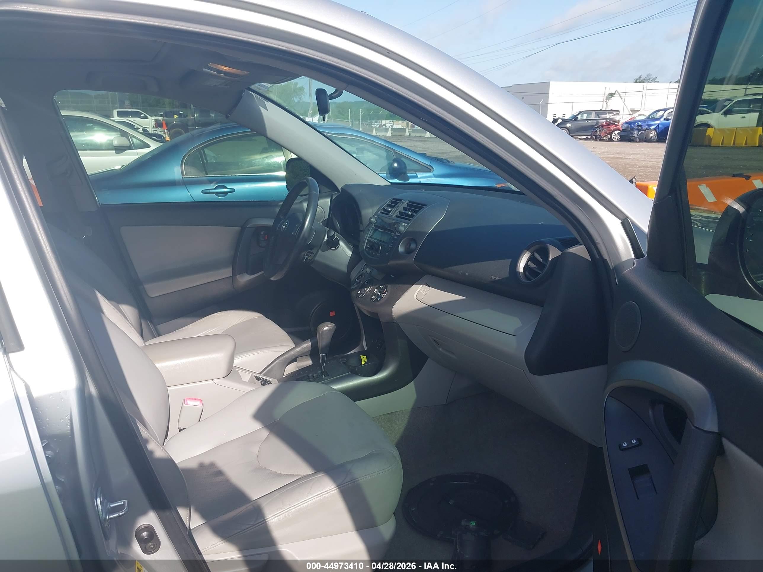 TOYOTA RAV4 image 5