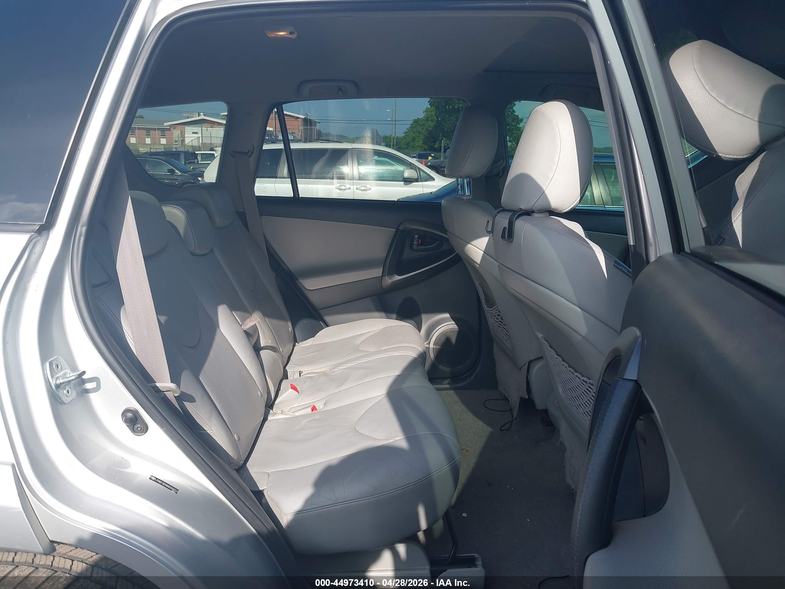 TOYOTA RAV4 image 8