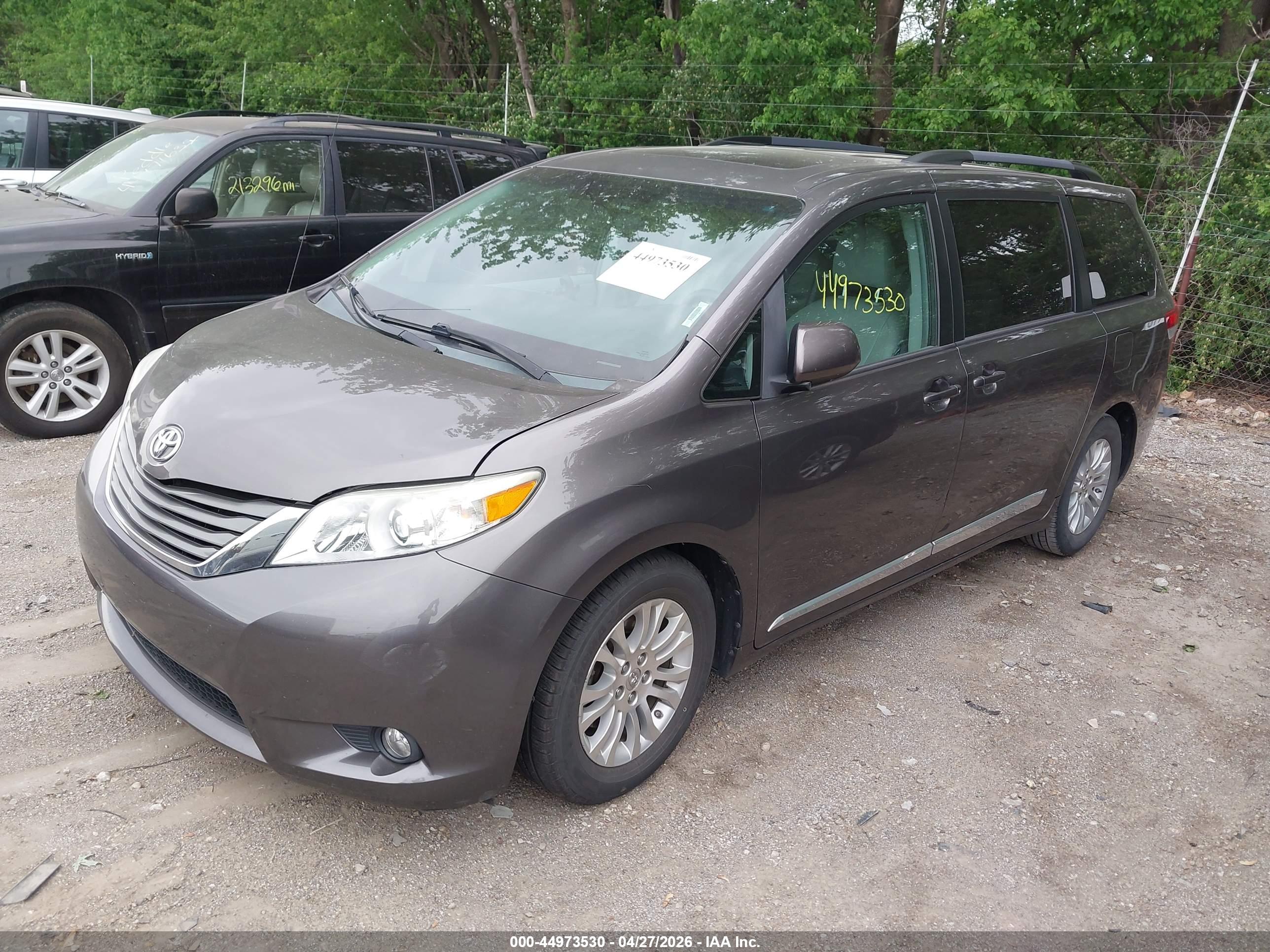TOYOTA SIENNA image 2